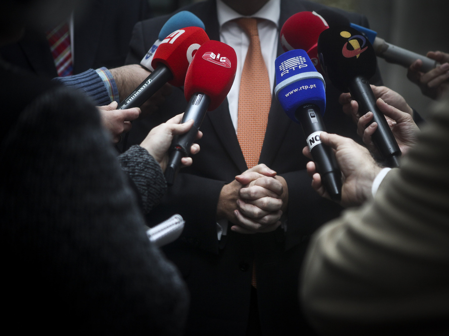 Covid-19: Grupos de media implementam teletrabalho e suspendem atividades