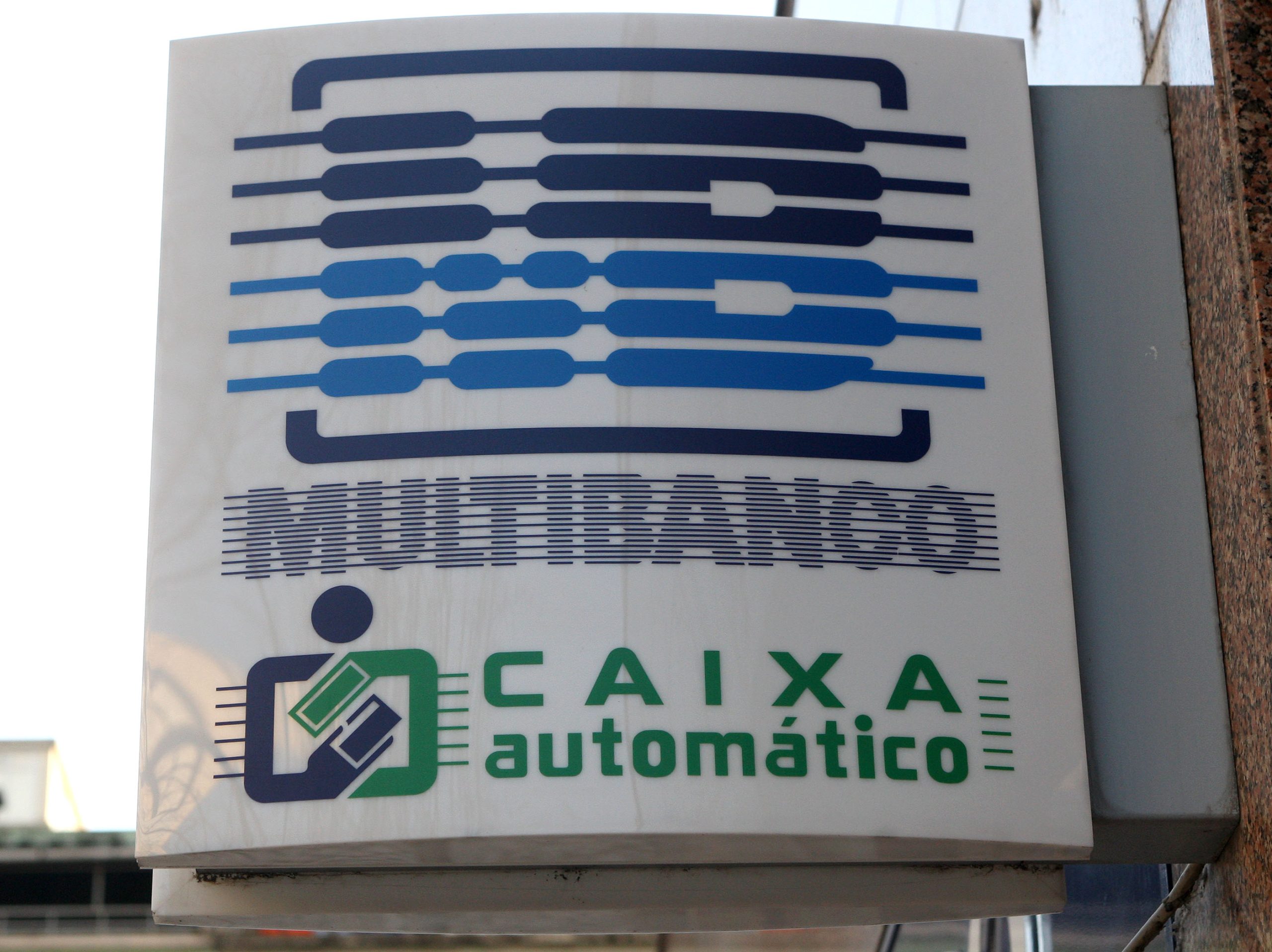 Três homens fazem explodir caixa multibanco na Amadora