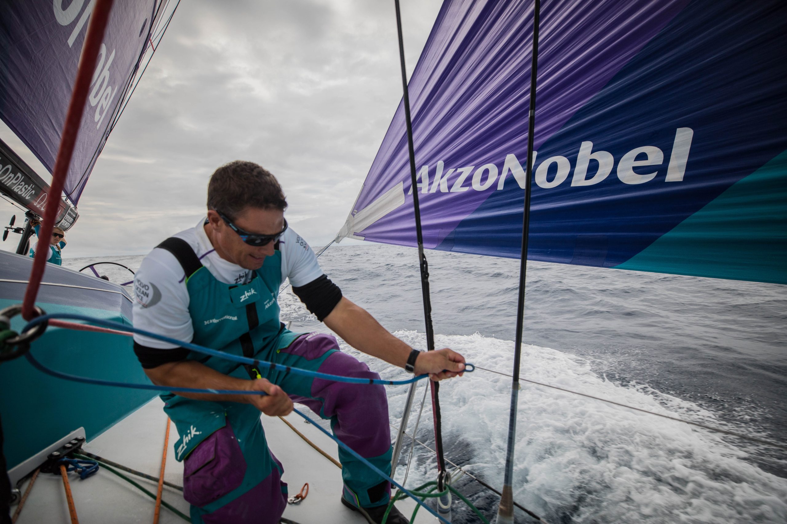 O AkzoNobel e o SHK / Scallywag à procura da sua oportunidade
