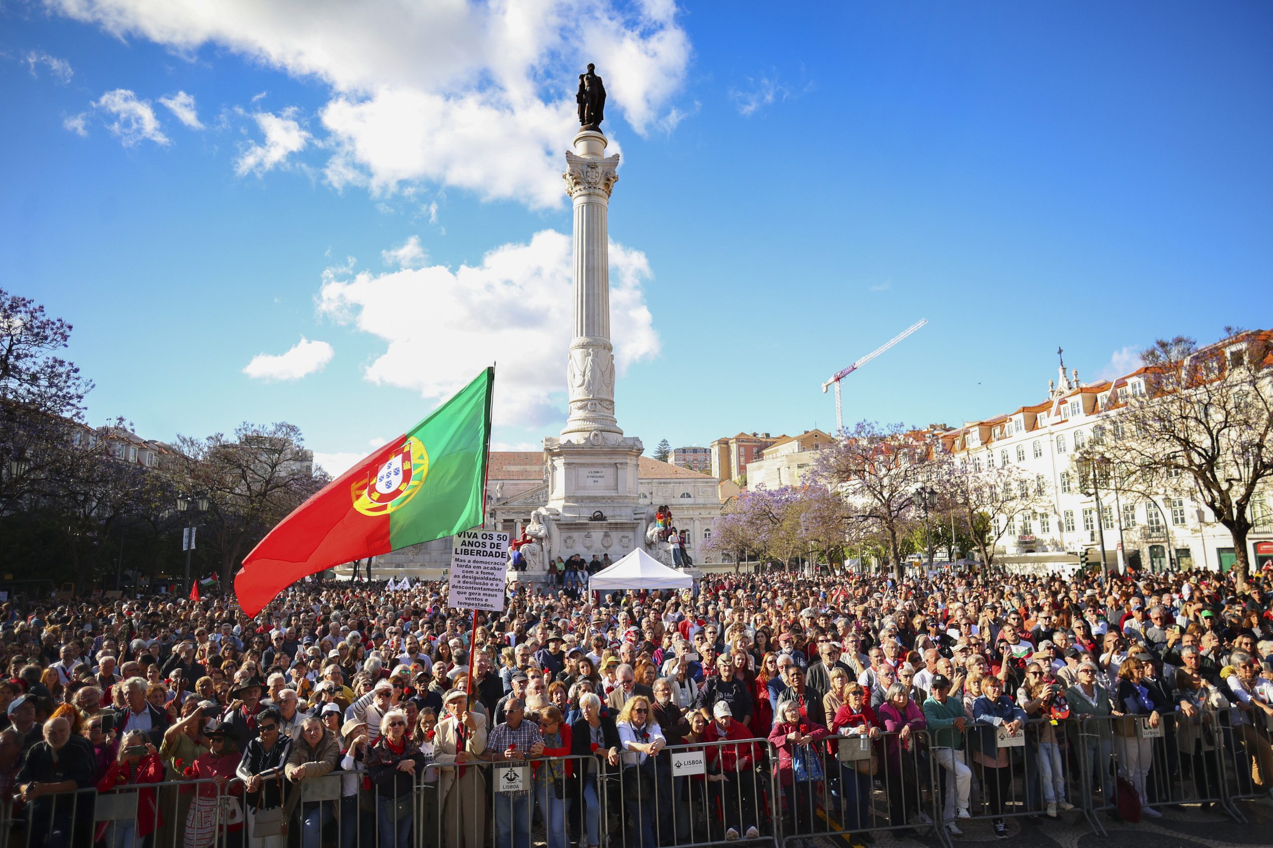 25 de Abril: Imprensa internacional destaca desfile e eventuais reparações coloniais