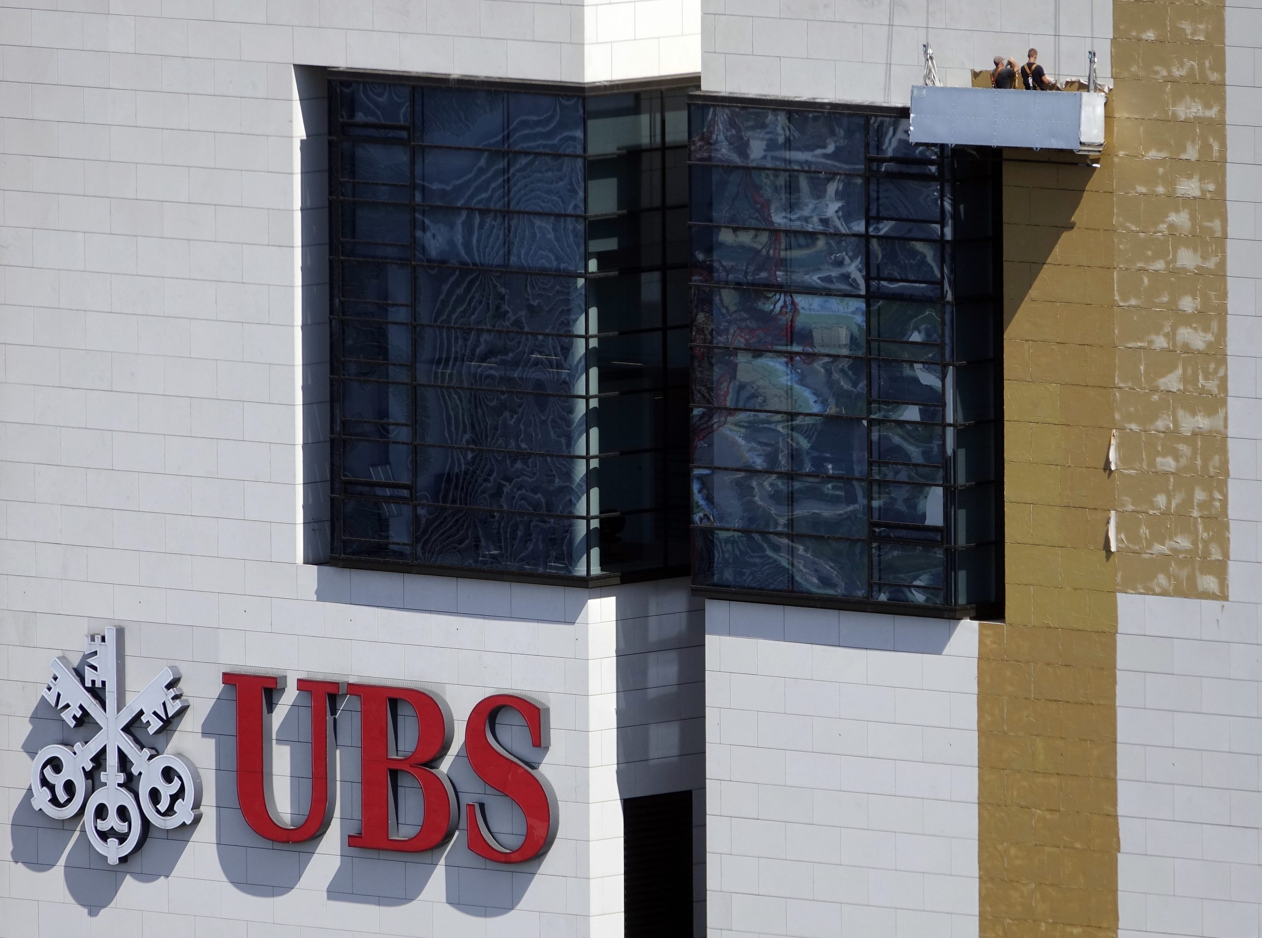 Banco suíço UBS julgado em França por fraude fiscal