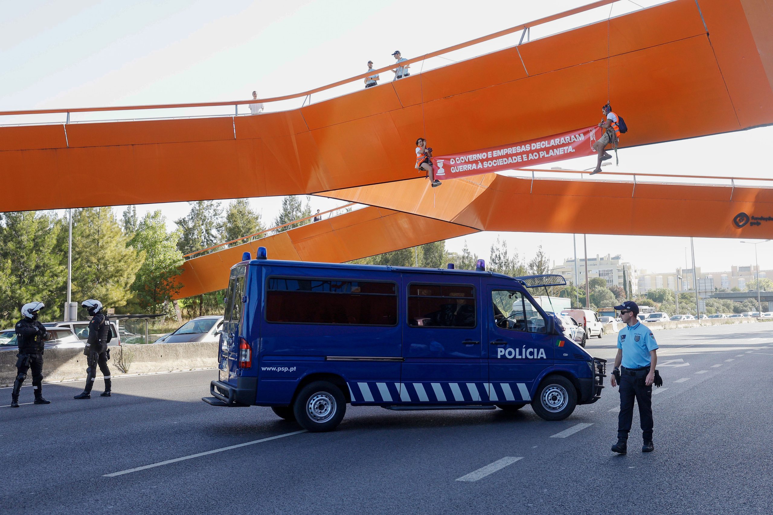 Detidos nove ativistas depois de bloquearem trânsito na Segunda Circular em Lisboa