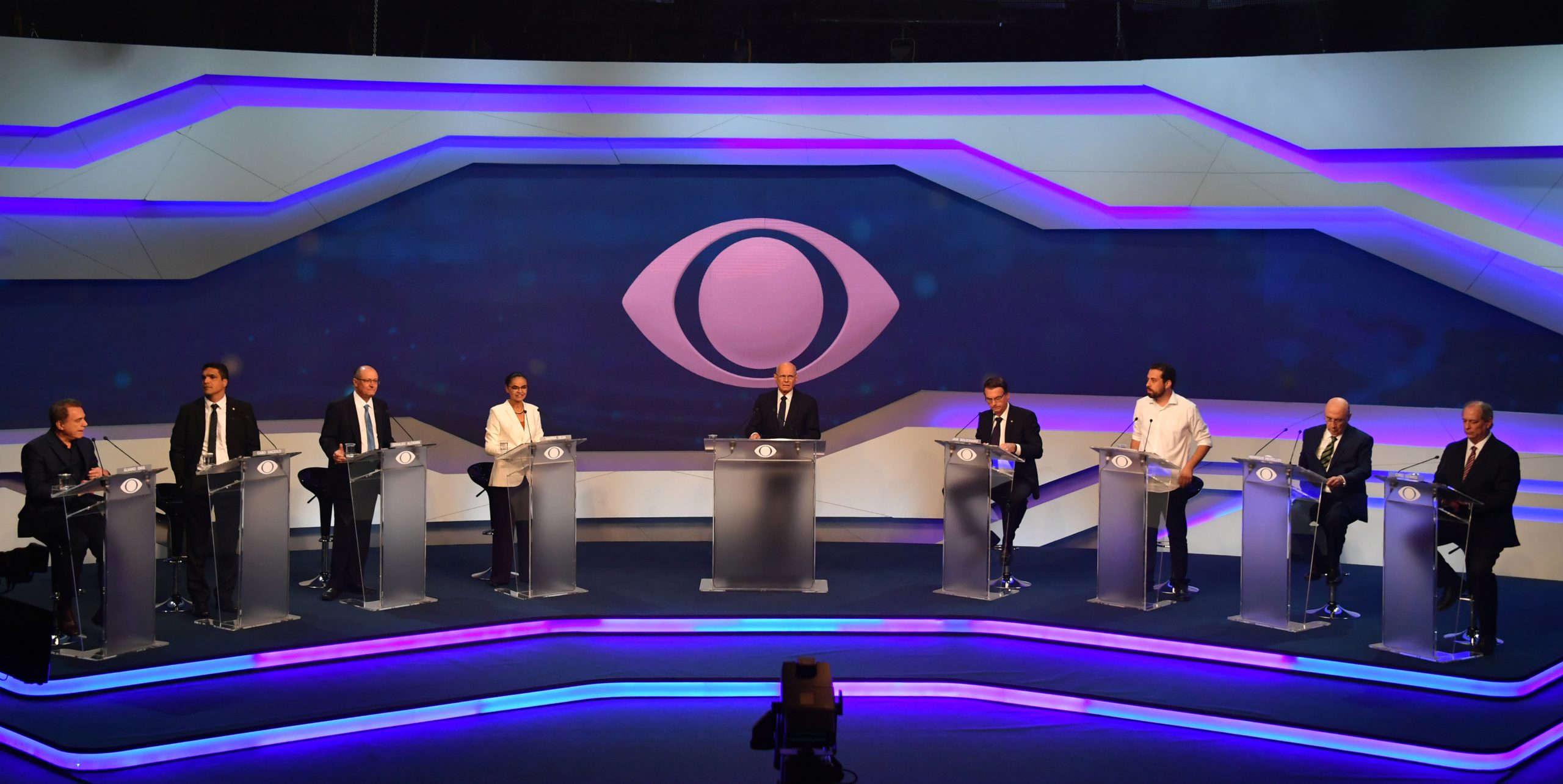 Na ausência de Lula, o primeiro debate presidencial mostra um Brasil dividido