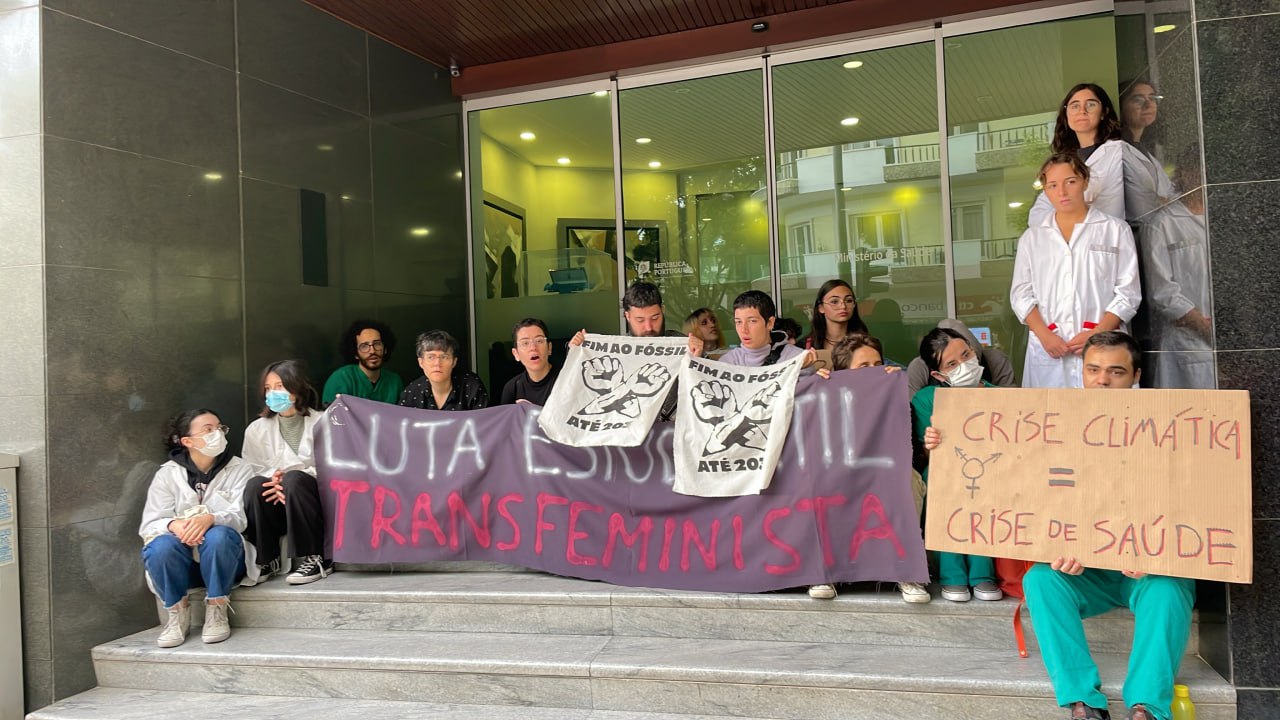 “A crise climática é uma crise de saúde pública”. Ativistas bloqueiam entrada do Ministério da Saúde