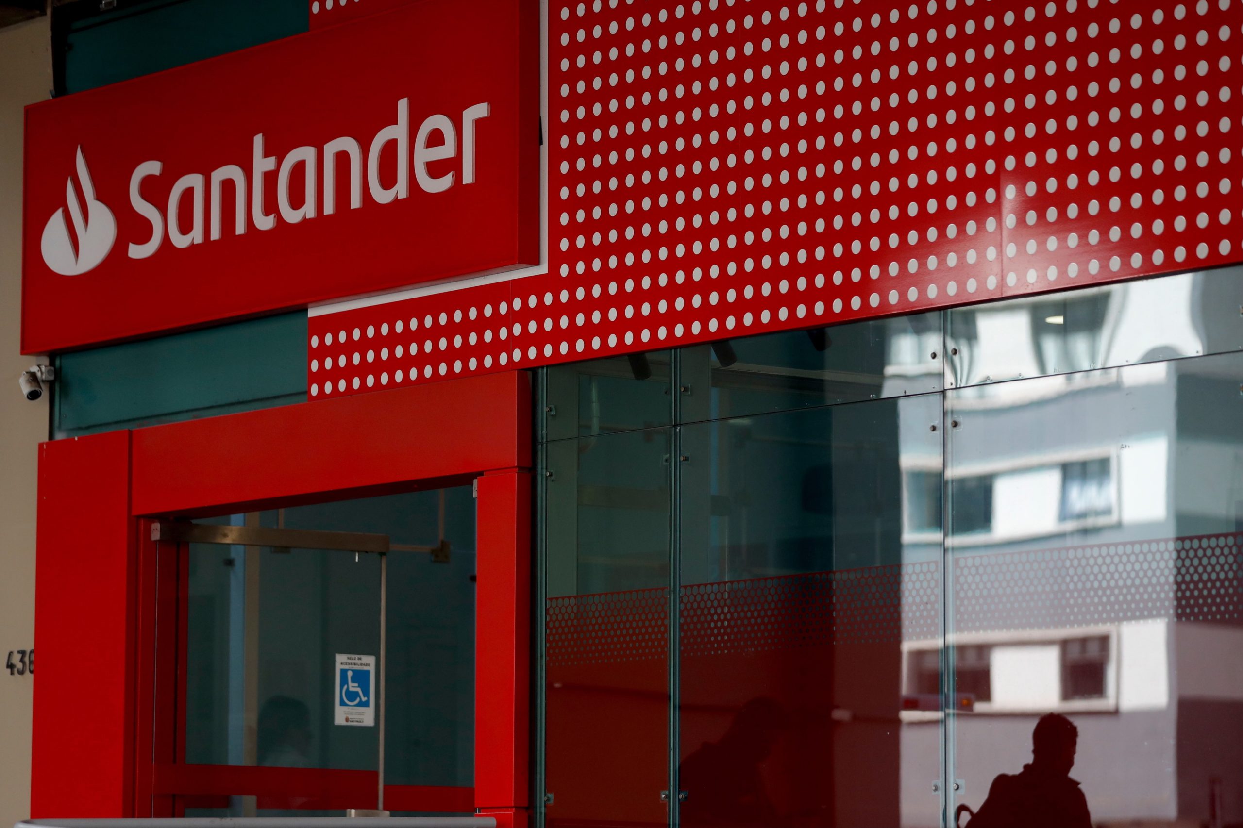 Banco Santander alerta para erro que mostra cobranças duplicadas