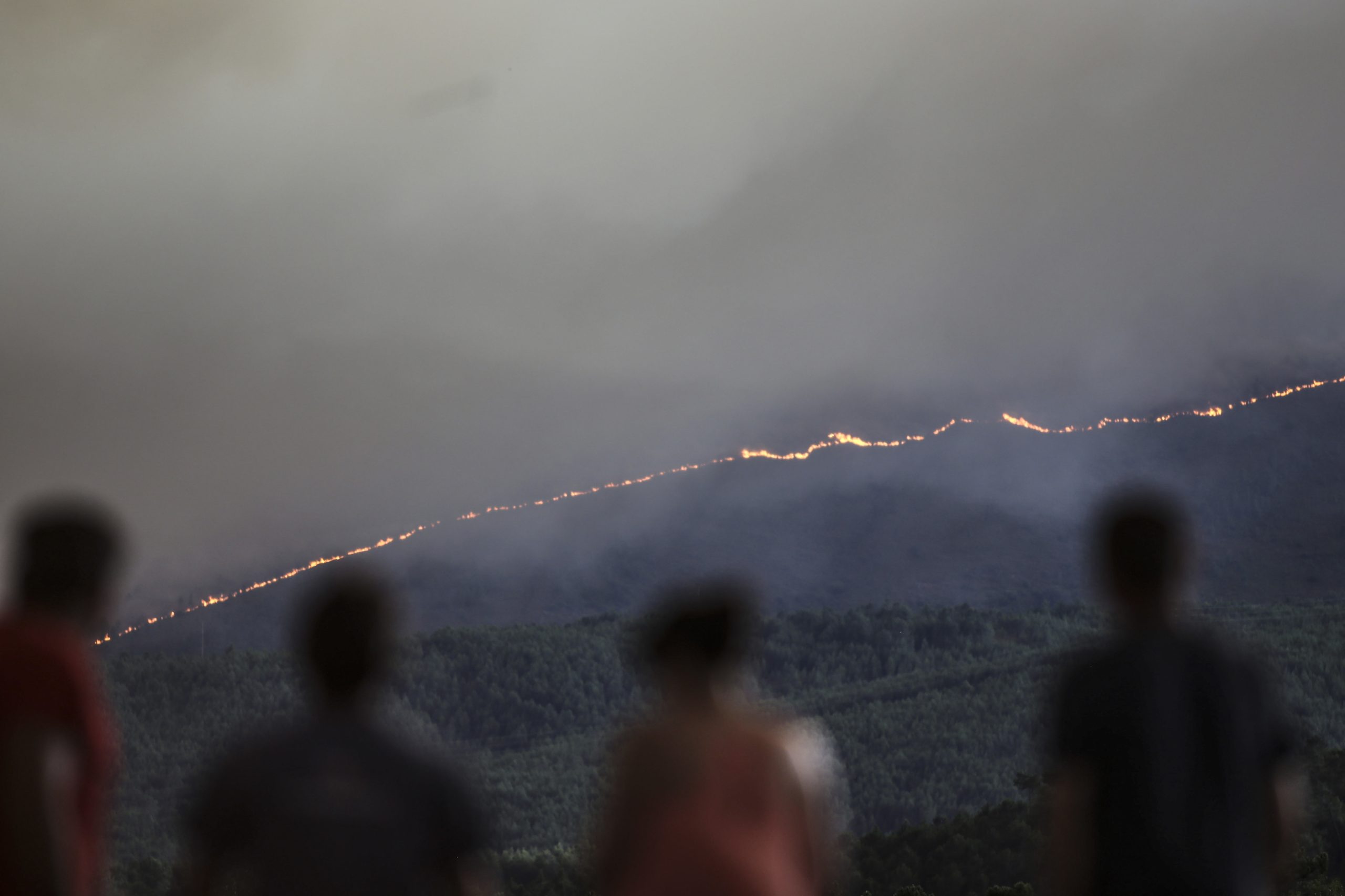 Nove fogos em curso mobilizam mais de 750 bombeiros e 246 viaturas