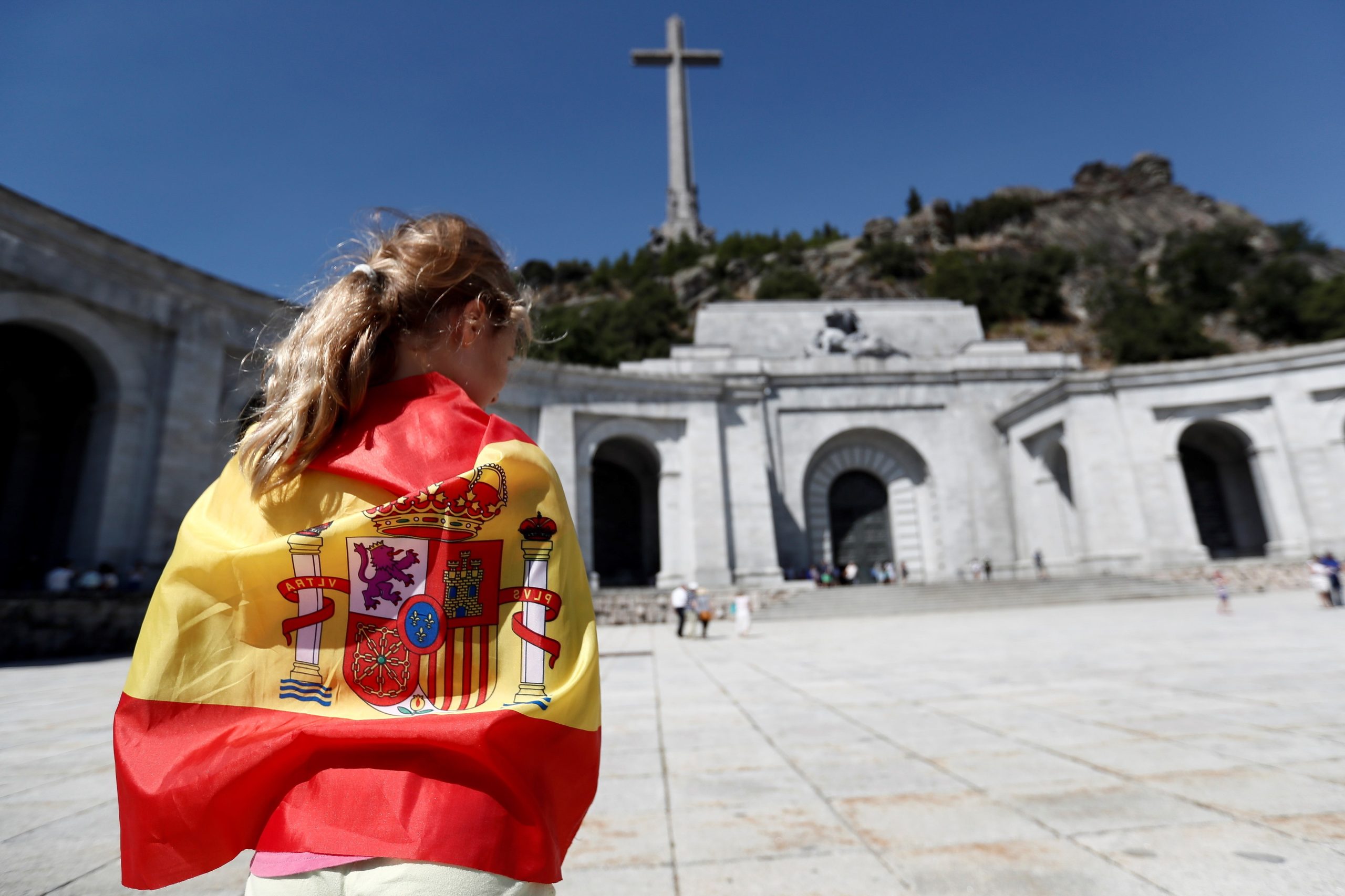 Governo espanhol aprova decreto para exumar restos mortais de Franco de mausoléu