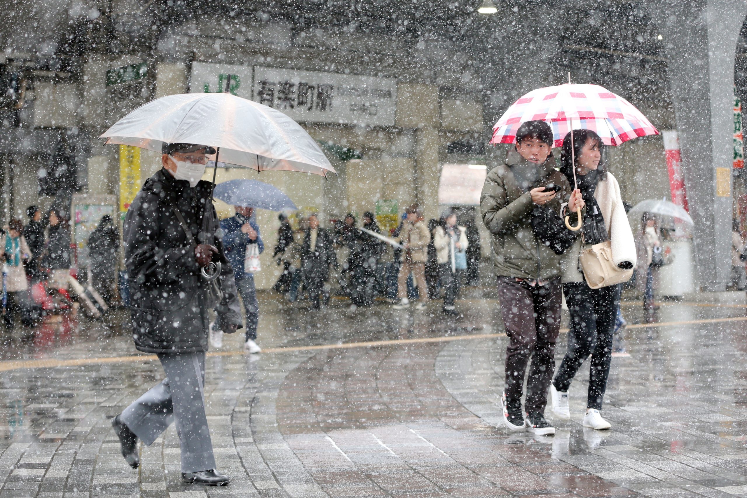 Mais de 100 voos cancelados no Japão devido à neve