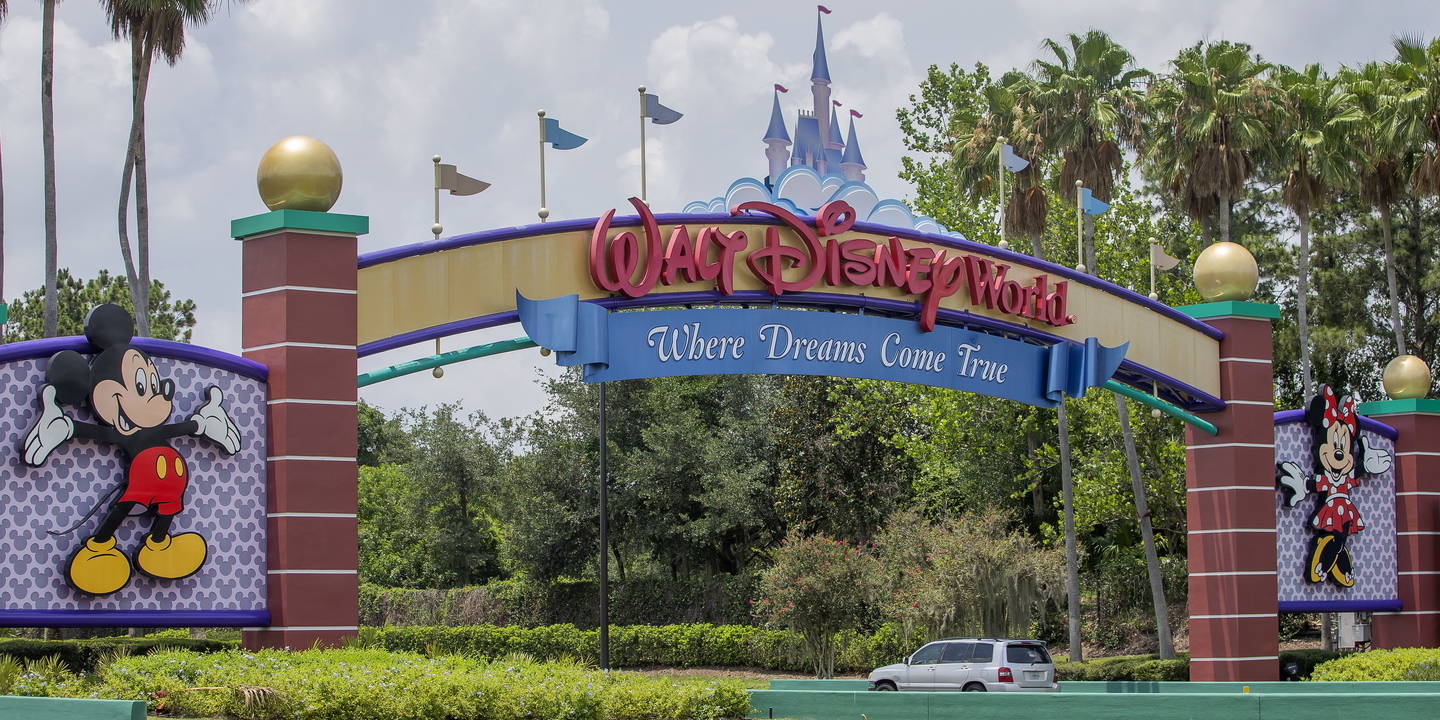 A batalha entre a Disney e DeSantis continua, e desta vez invoca o rei Carlos III