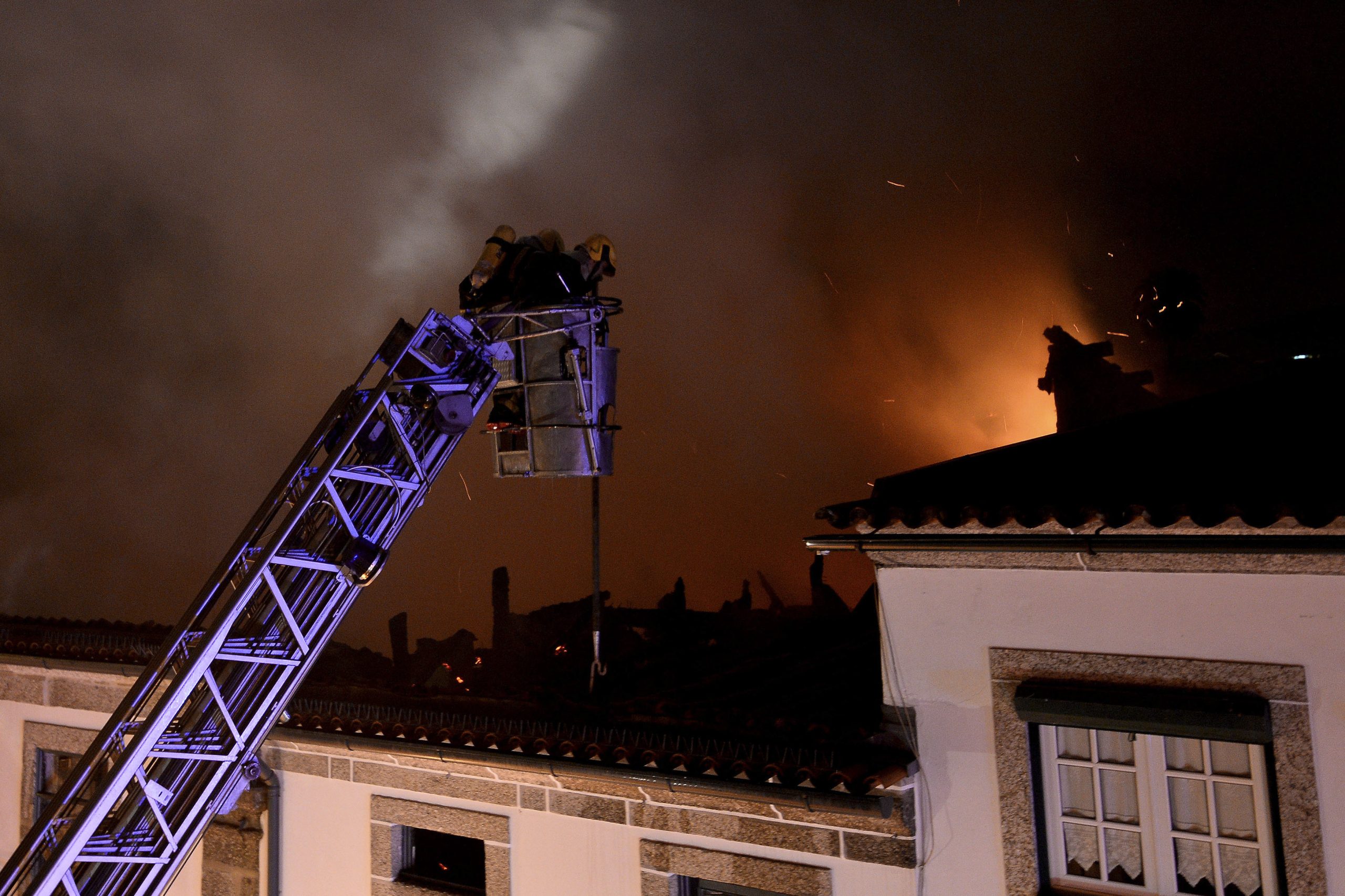 Incêndio atinge casas próximas do centro de Guimarães