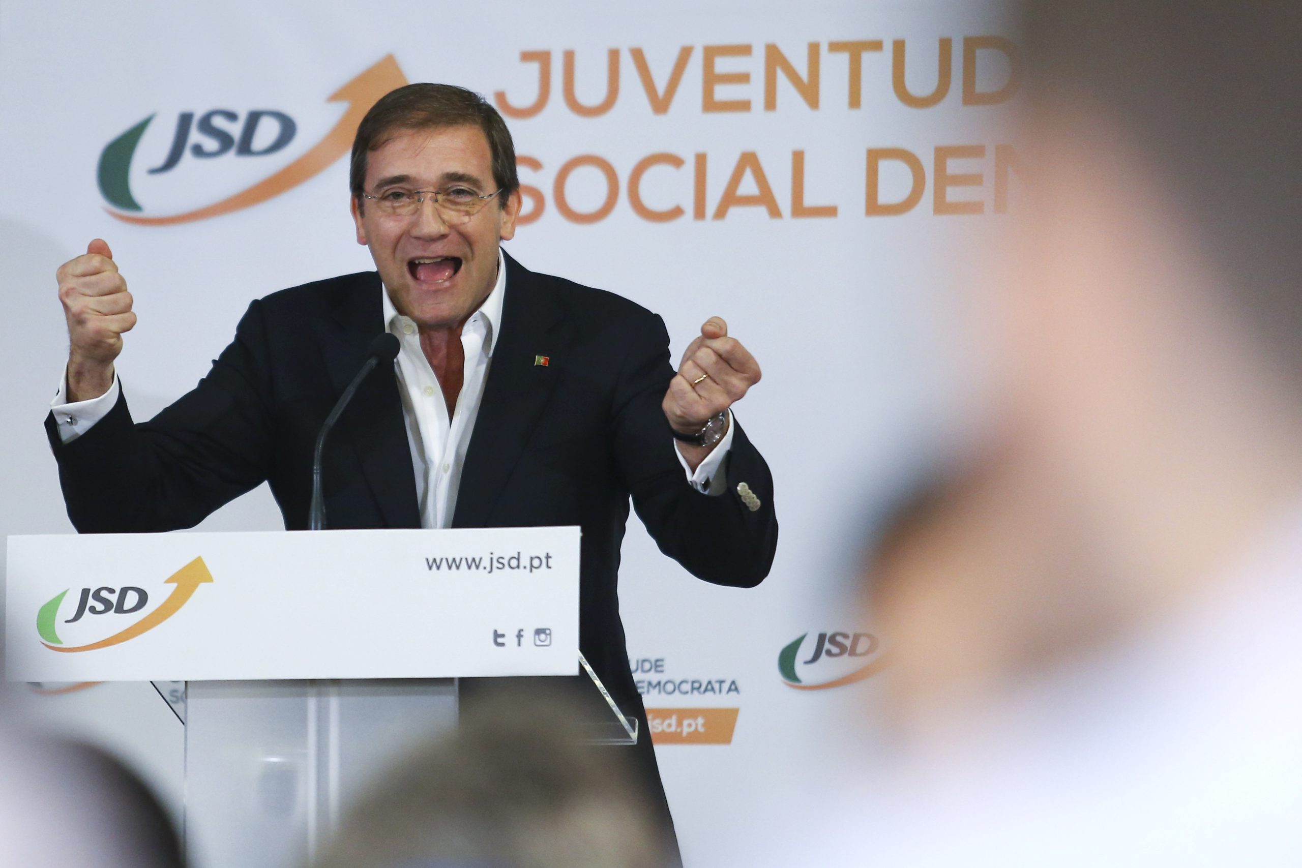 Passos Coelho diz que desemprego caiu e emprego aumentou com o anterior governo