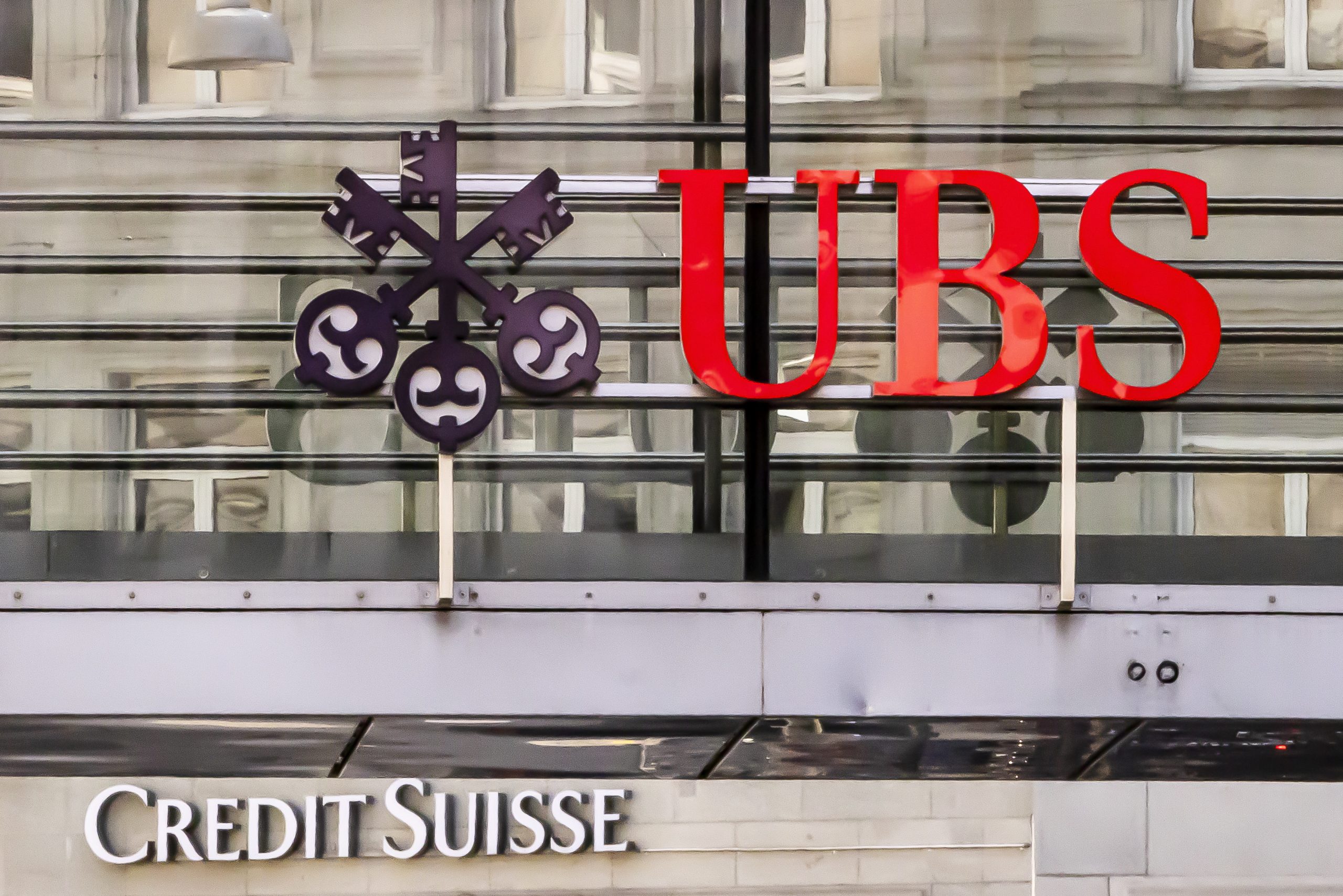 Banco UBS compra Credit Suisse