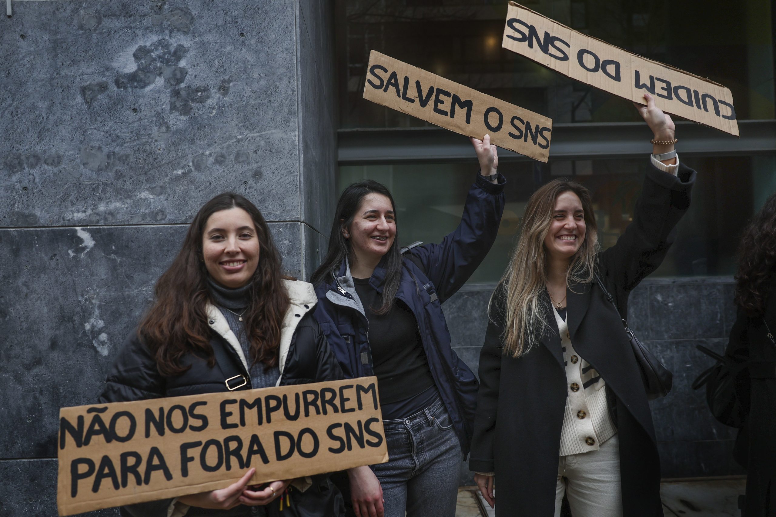 Médicos manifestam-se hoje perante reunião da OMS no Porto
