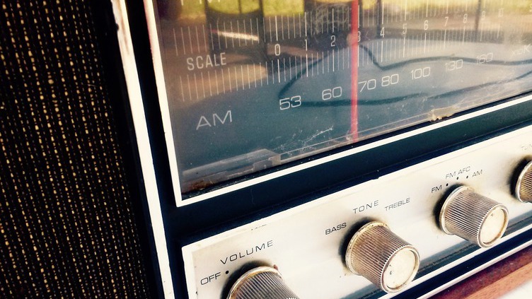A rádio “dá a voz aos homens e mulheres de todas as partes” e portugueses escutam mais de 3 horas por dia