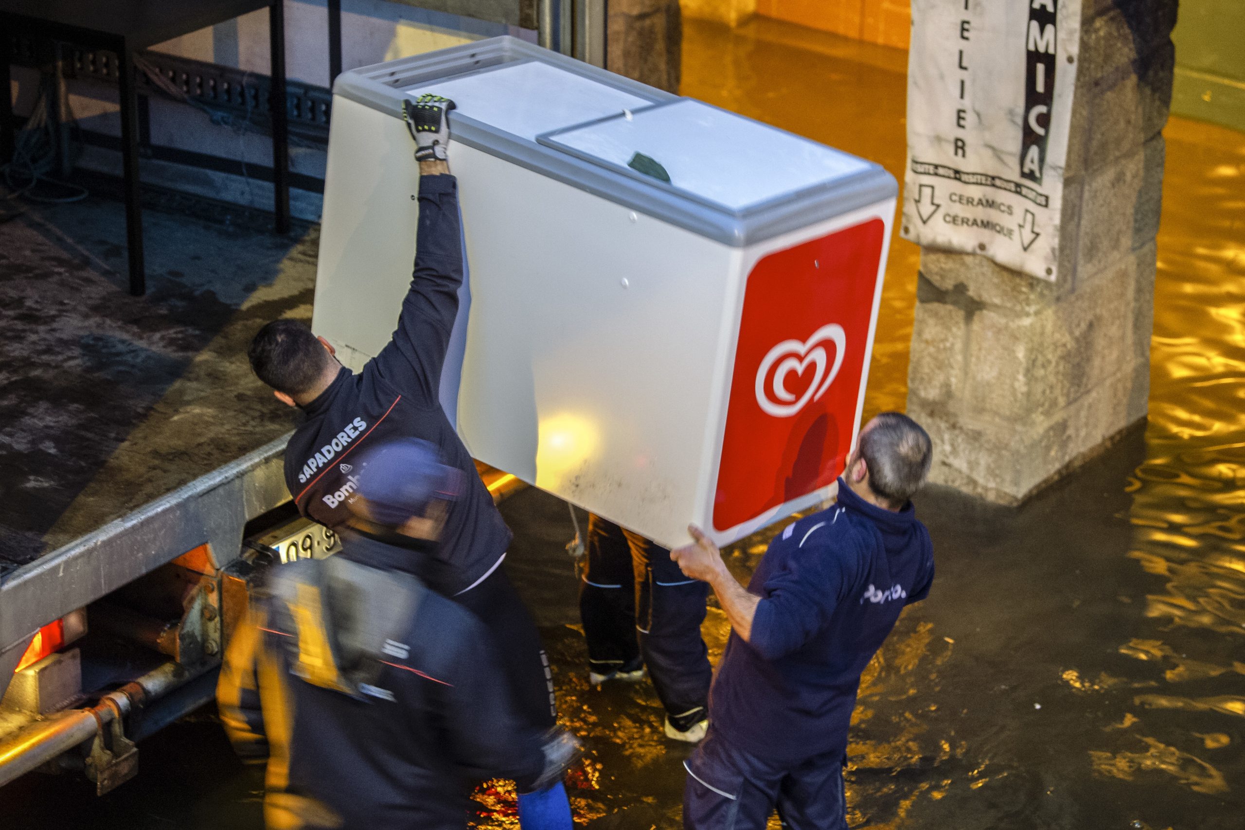 Mau tempo: Água subiu cerca de um metro nas arcadas de Miragaia, no Porto