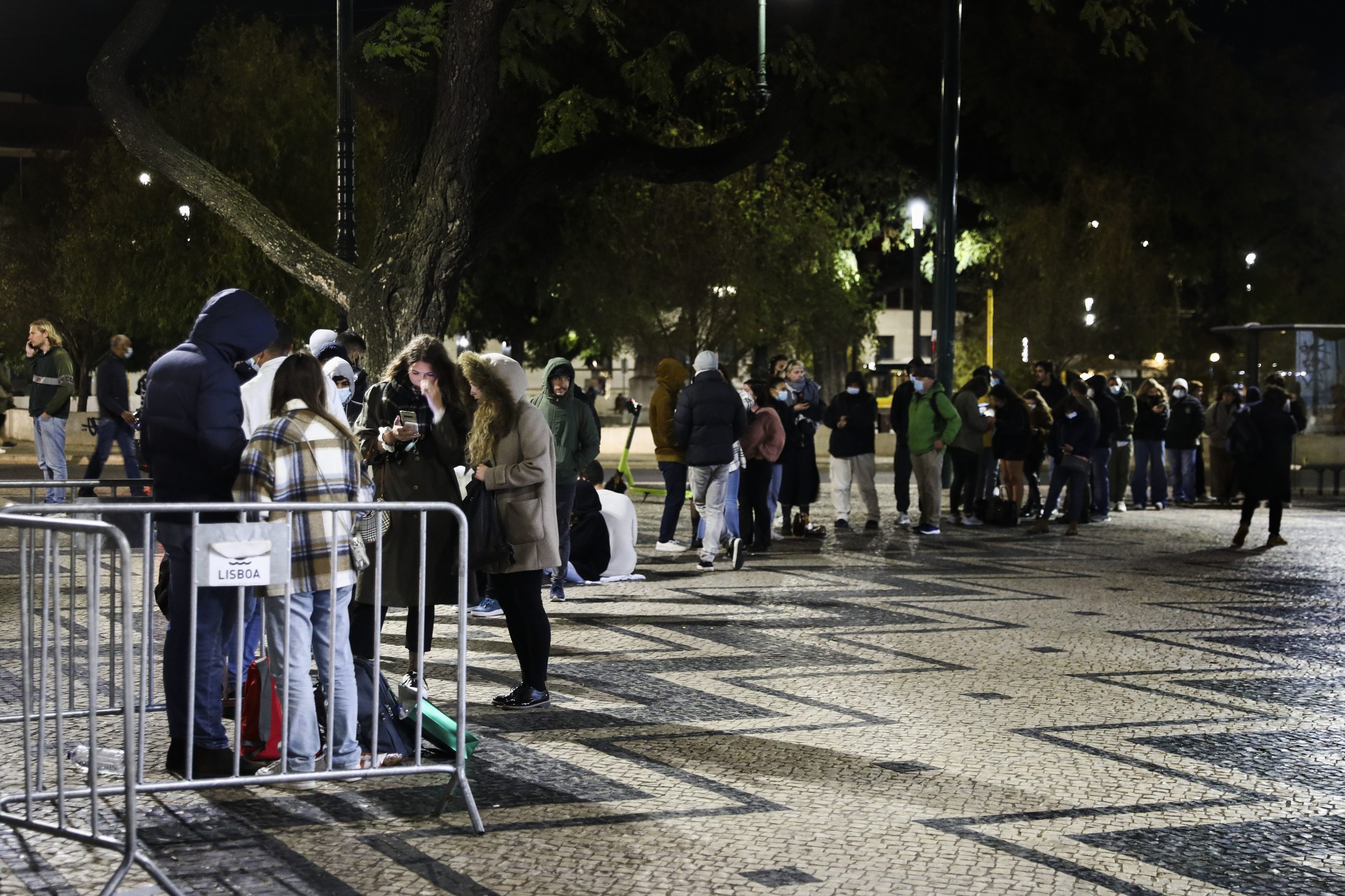Centenas de pessoas formam longa fila e desesperam por um teste no Cais do Sodré