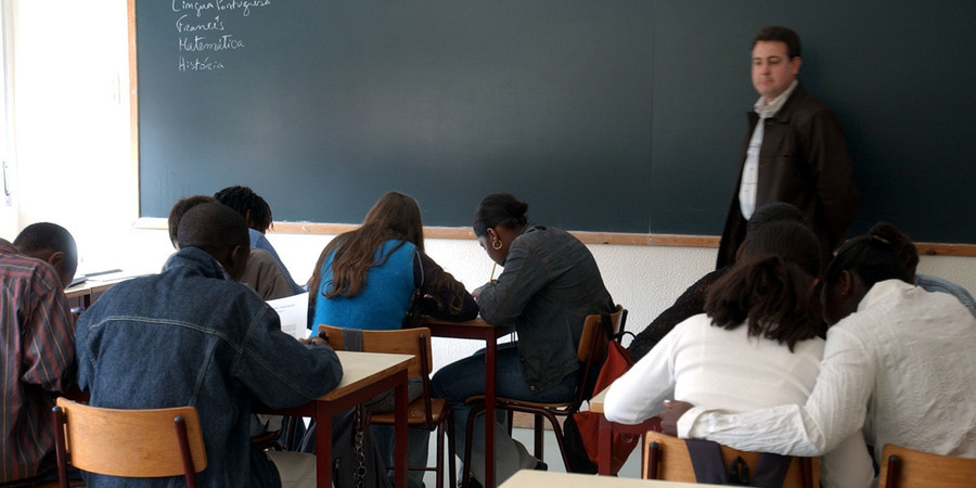Oposição acusa Governo de apresentar planos vagos e de só fazer remendos na educação