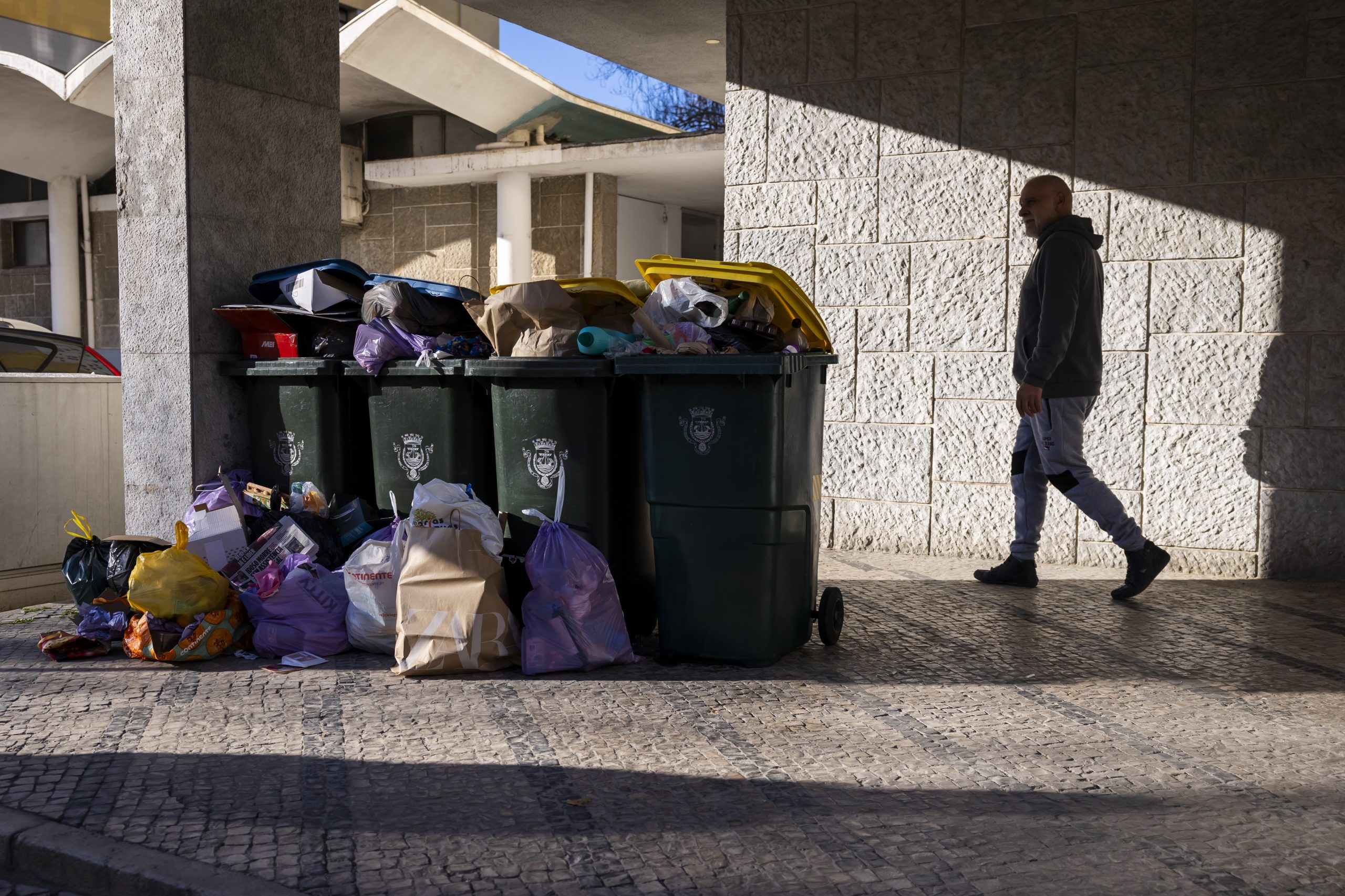 Lisboa: está de volta a recolha do lixo indiferenciado seis dias por semana
