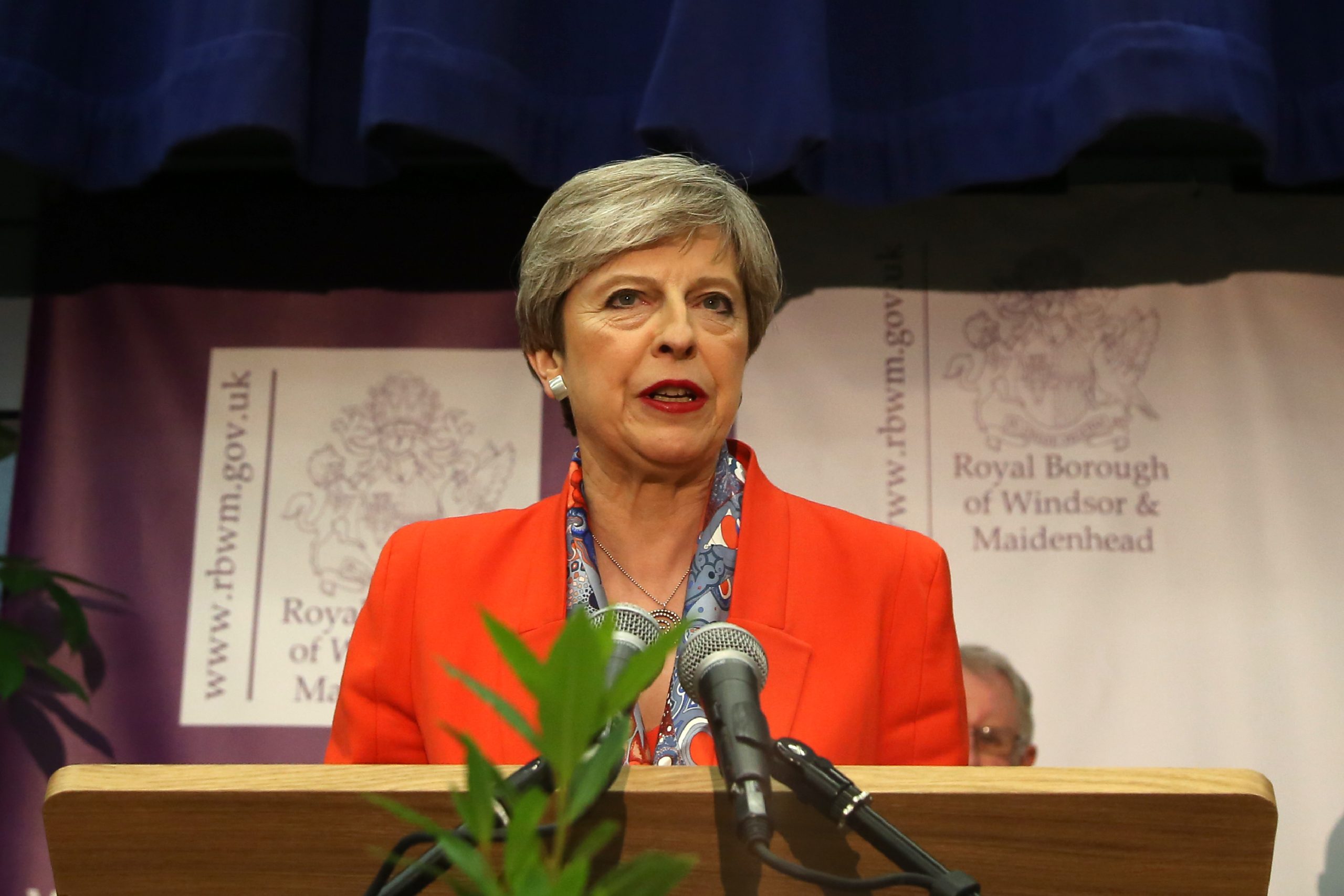 Theresa May anuncia que vai tentar formar governo