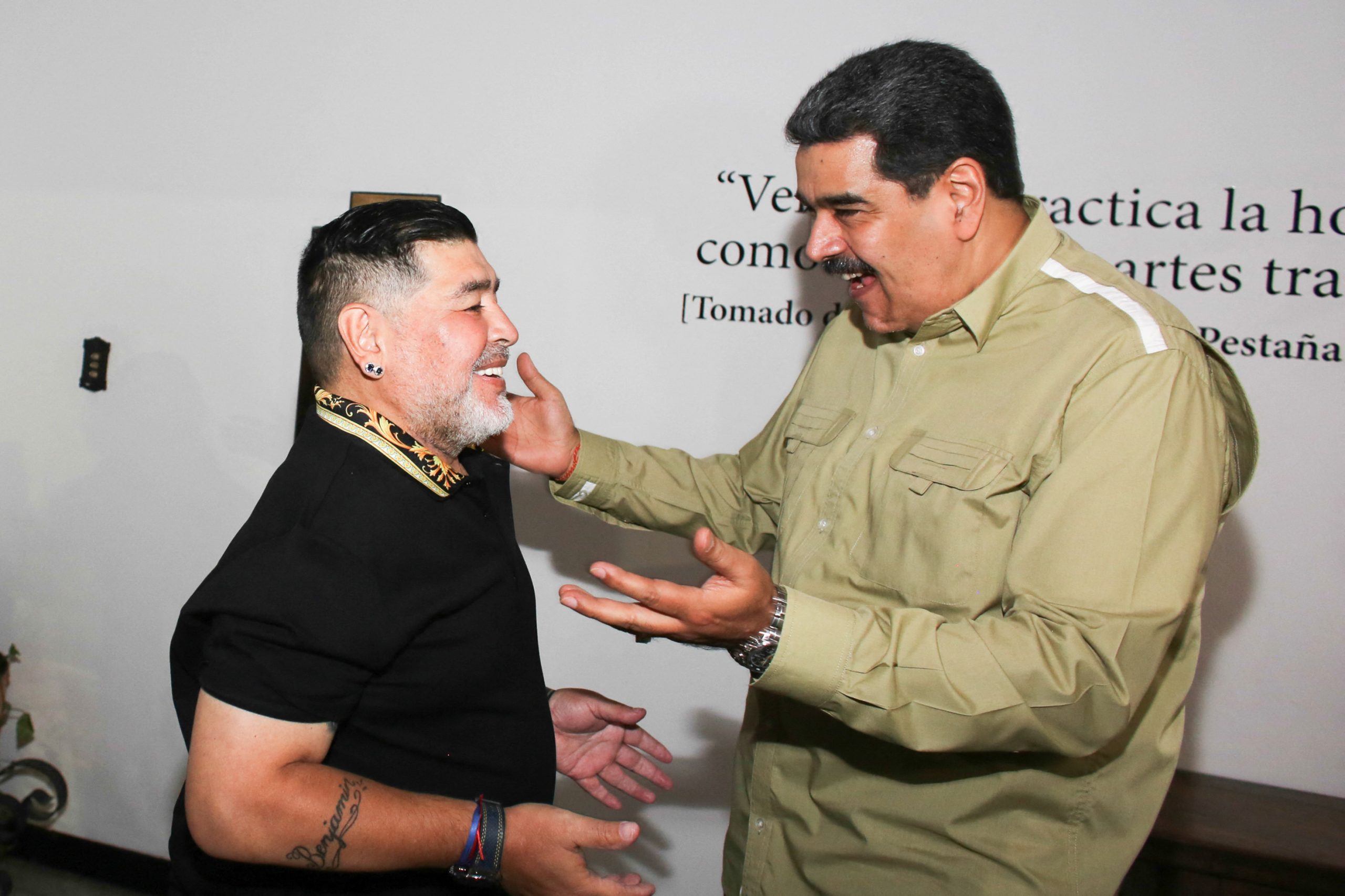 “Que não o deixe dormir, é tanto o mal que ele faz ao povo”. Maduro pede ao espírito de Maradona que assombre Milei