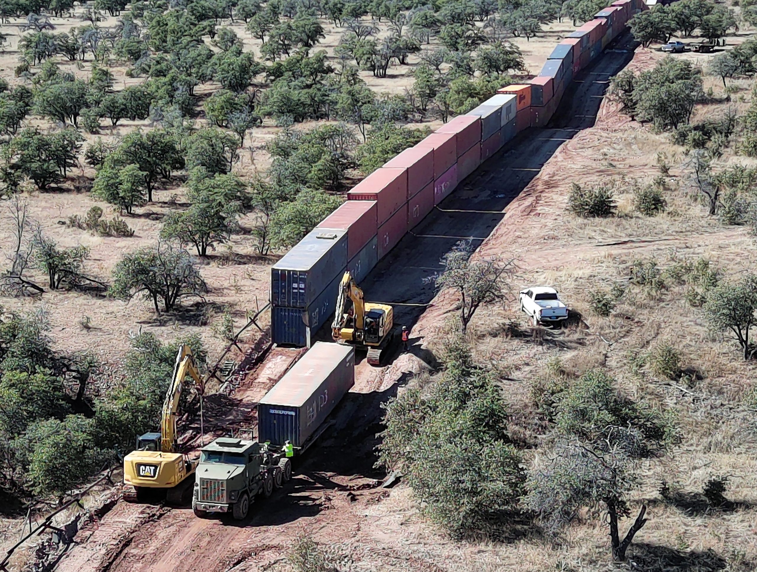 Custou 100 milhões de dólares e só durou meses. Arizona desfaz muro de contentores improvisado na fronteira EUA-México