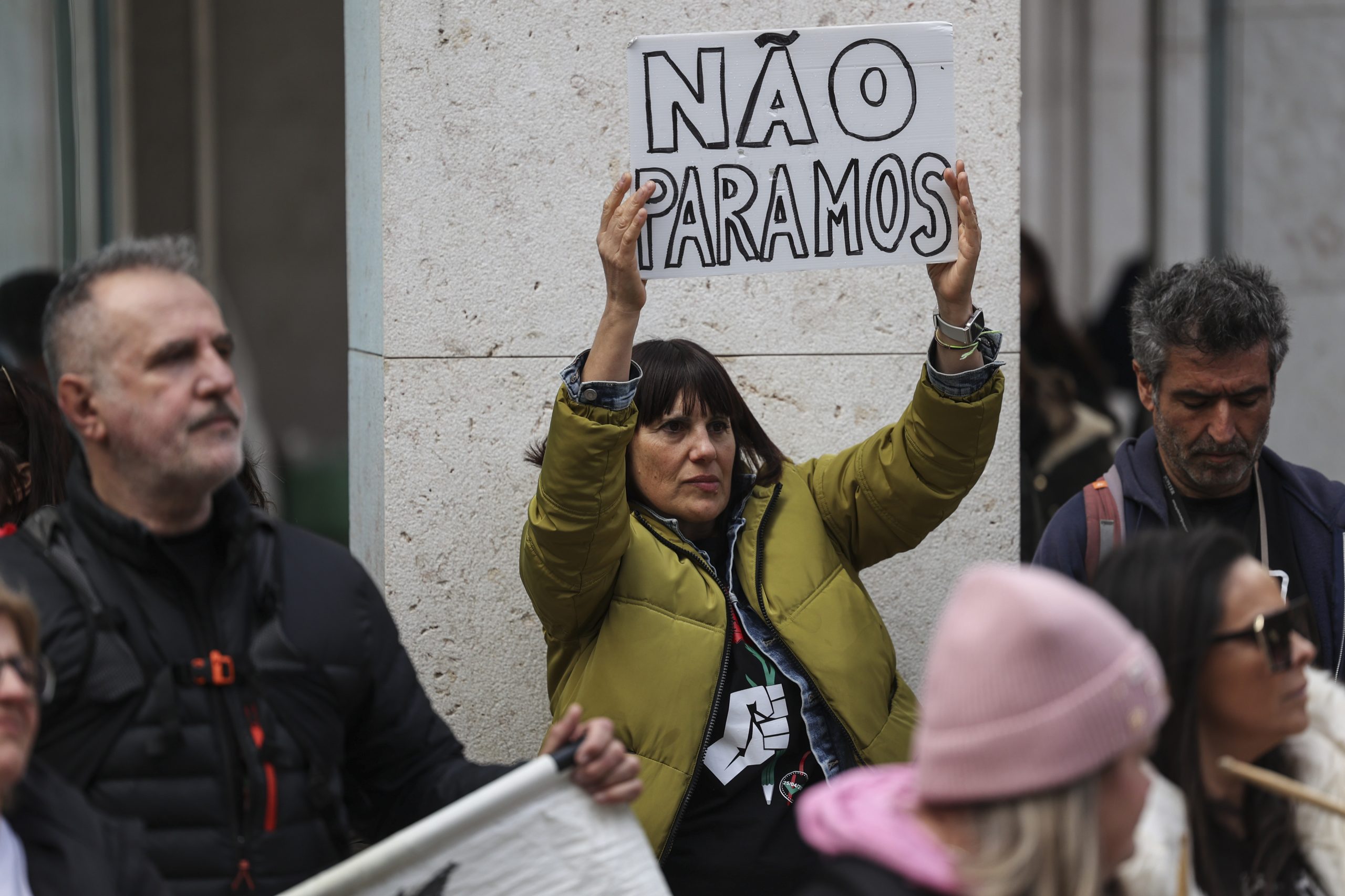 Centenas de profissionais da educação realizam arruada pela escola pública