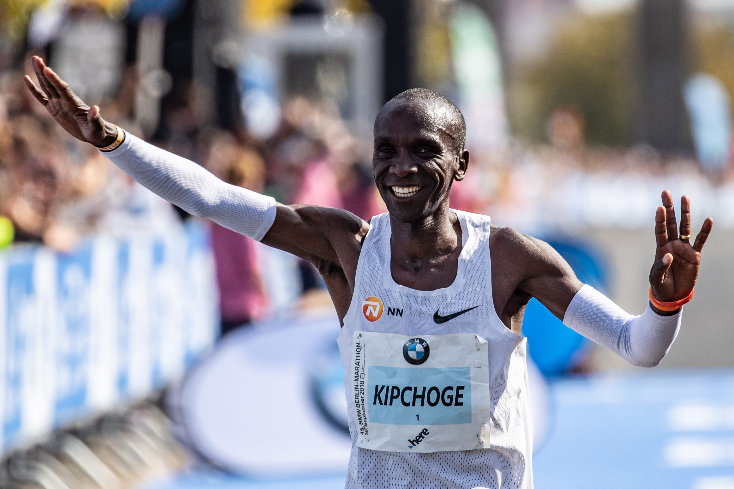 Eliud Kipchoge bate em Berlim recorde mundial da maratona