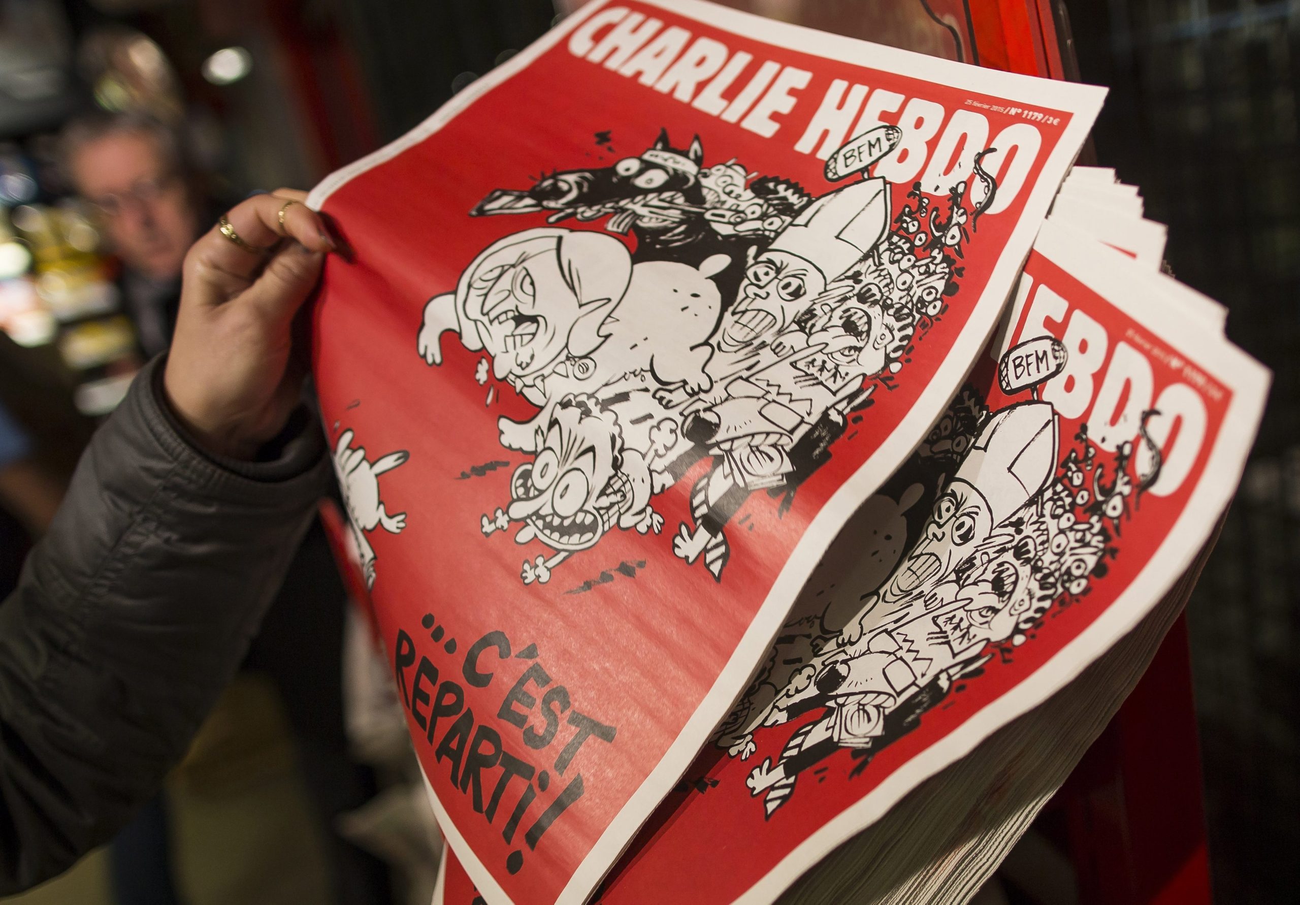 Mulher que vestia camisola com capa do Charlie Hebdo ferida em Londres. Polícia investiga ataque