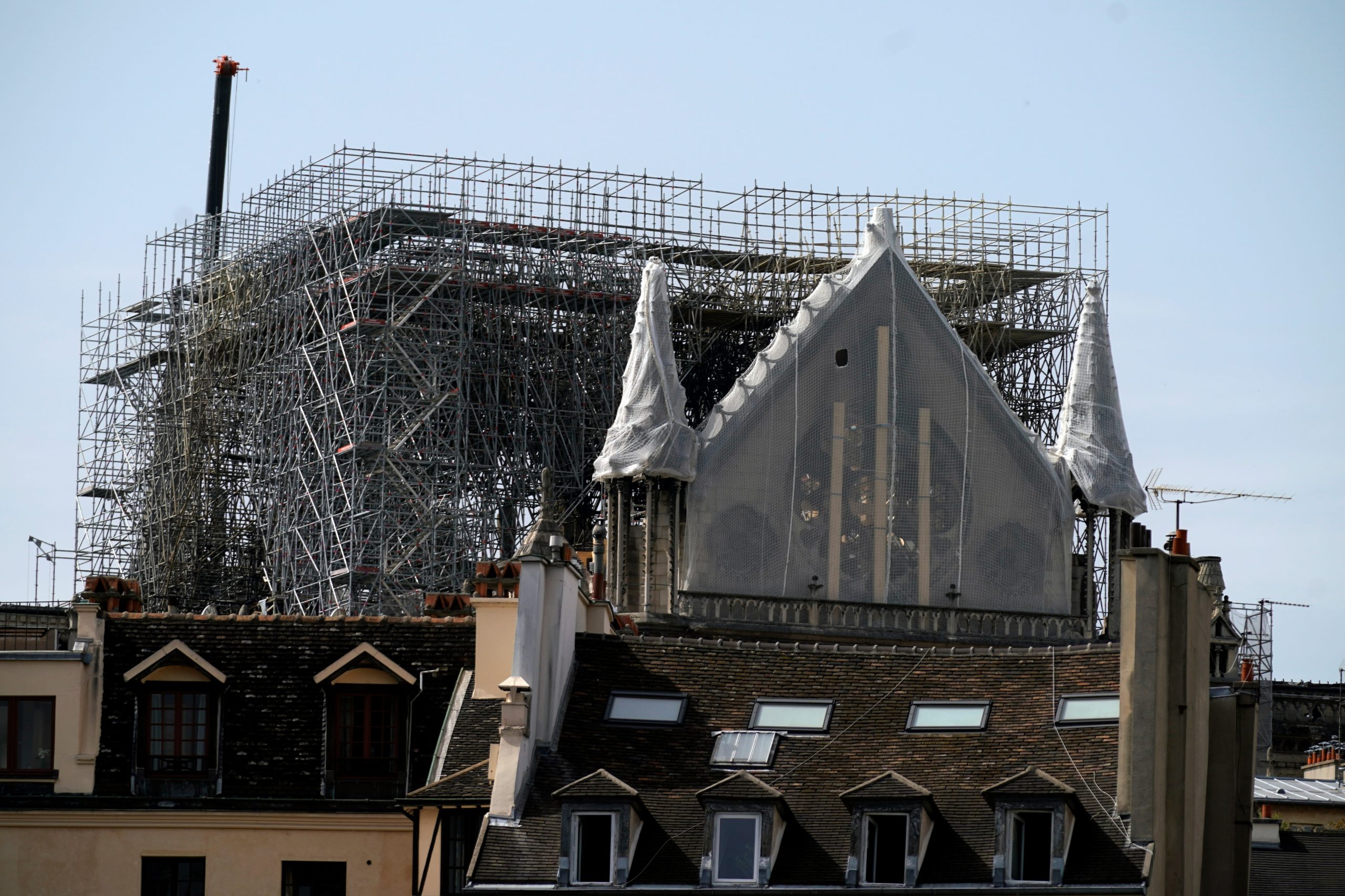 Trabalhos de cobertura e proteção da catedral de Notre-Dame arrancaram hoje