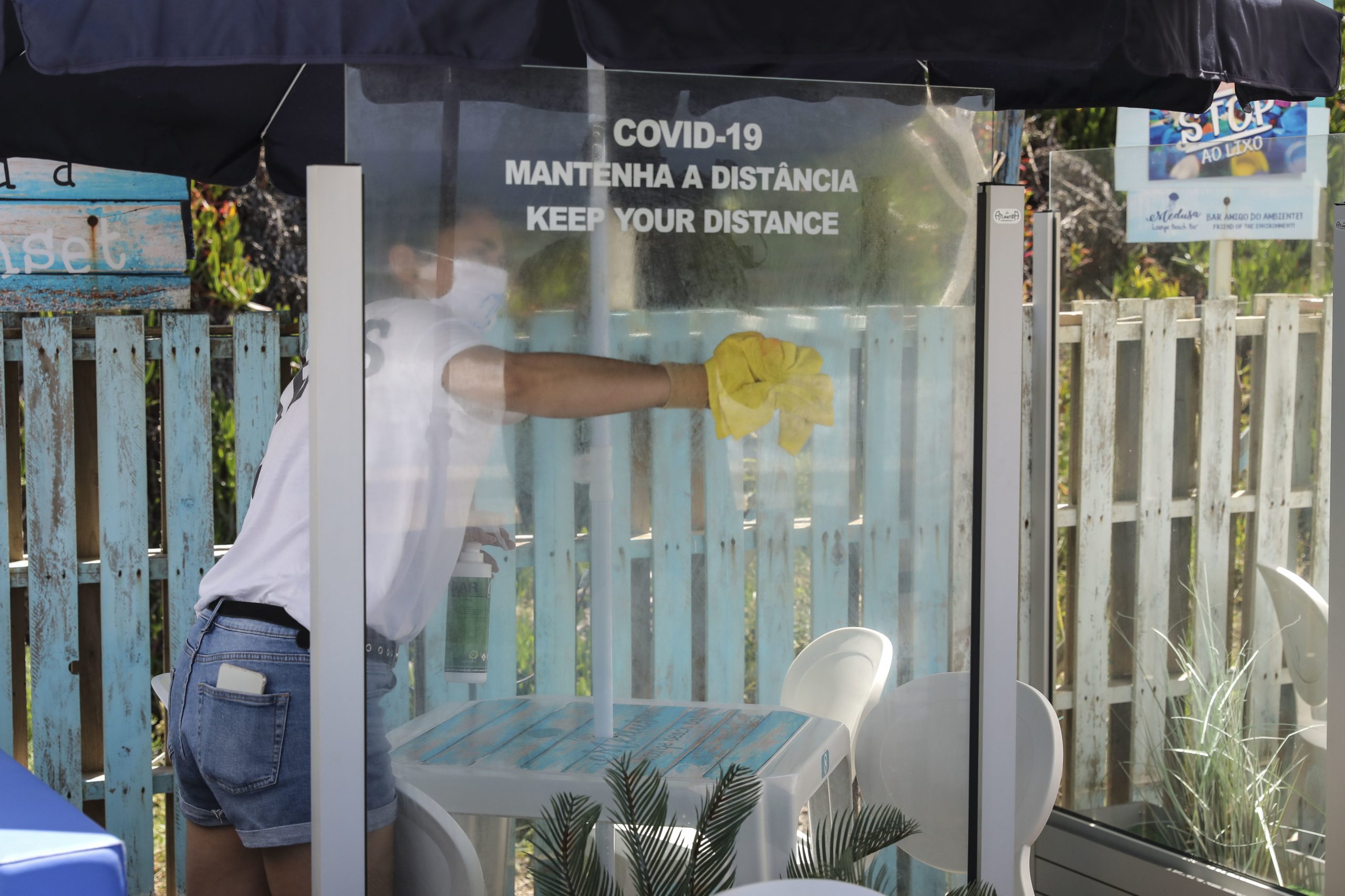 “Não há problema nenhum vir até à praia”. Bar em Santa Cruz separa mesas da esplanada com vidros acrílicos para reforçar proteção