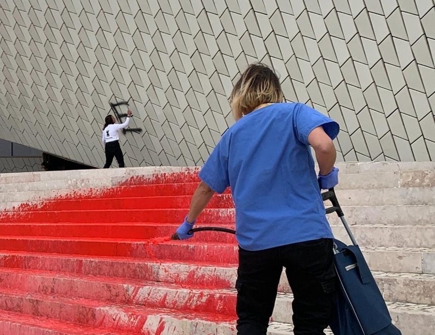 Ativistas do Climáximo detidas por pintarem fachada do MAAT em Lisboa