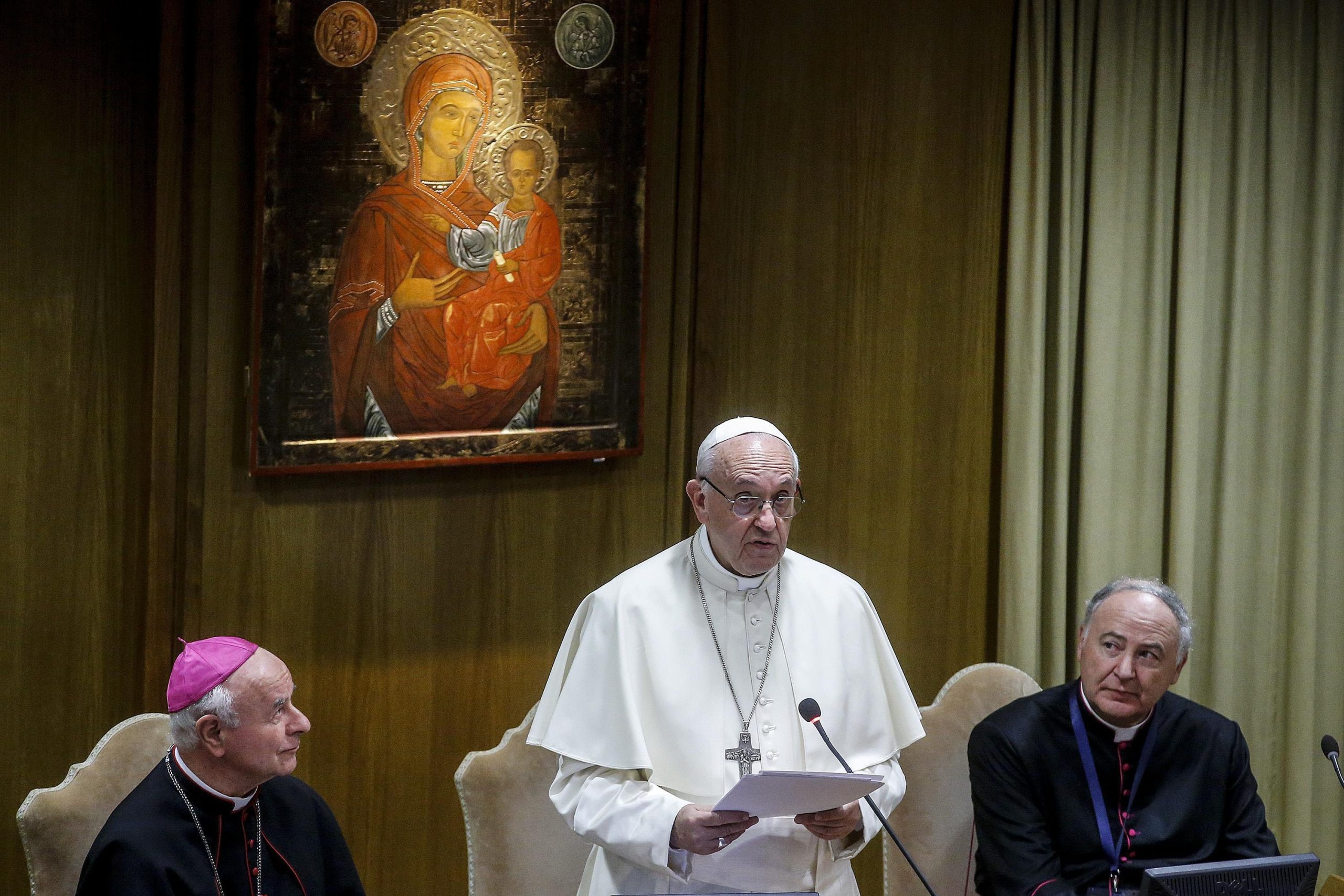 Papa defende que igreja tem de fazer mais contra abusos de menores