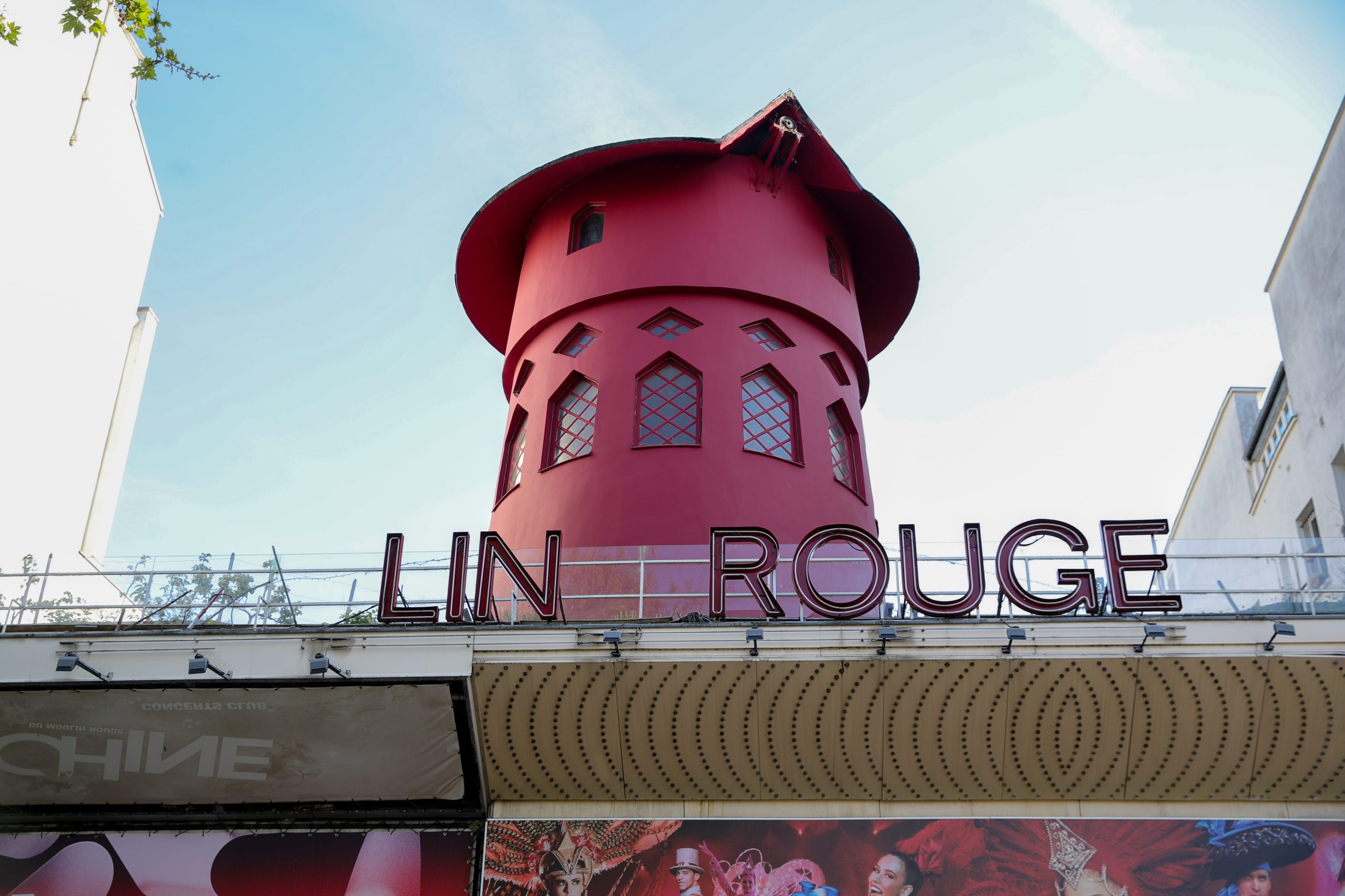 Moulin Rouge de Paris recebe novas pás antes dos Jogos Olímpicos