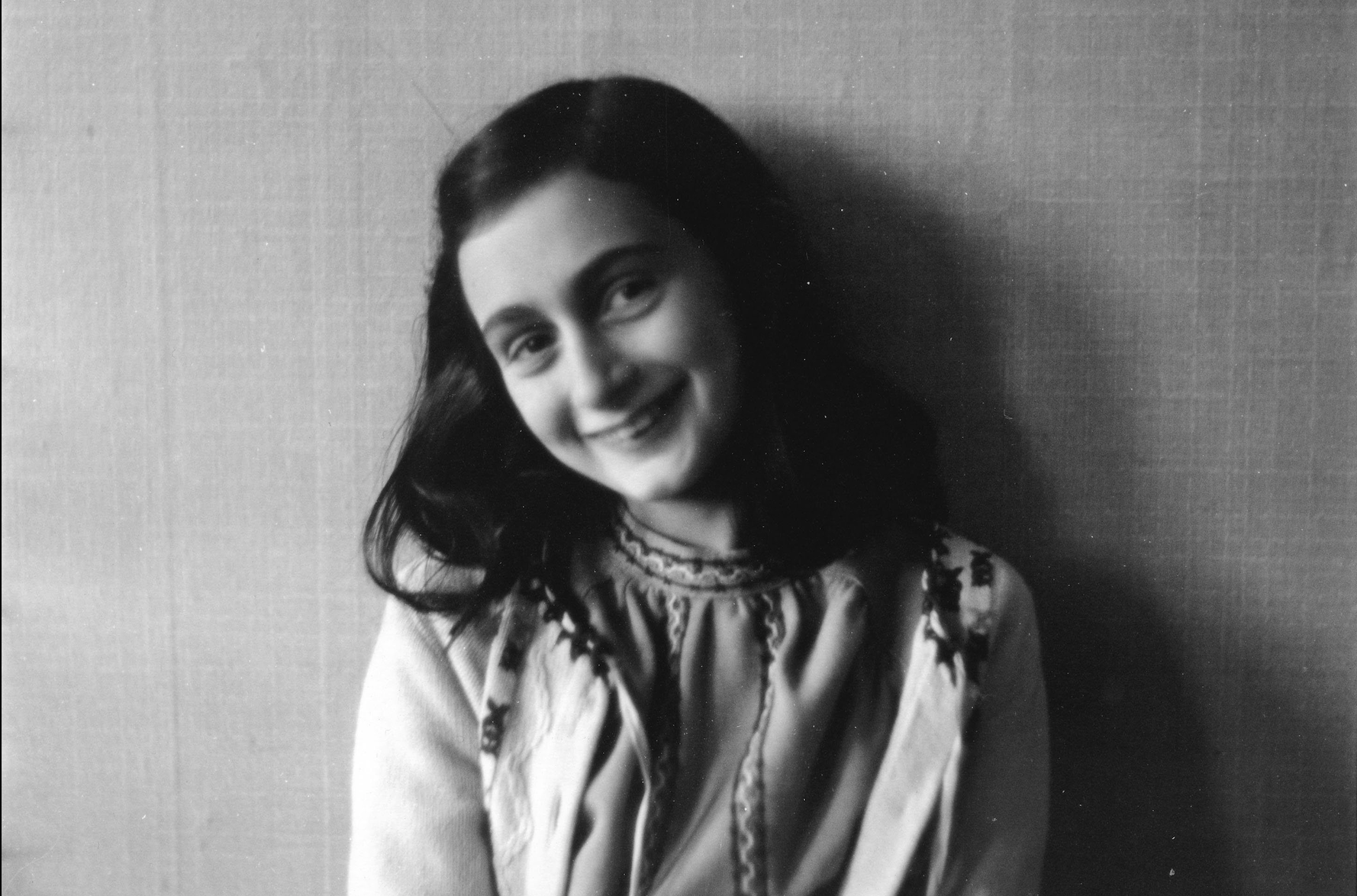 77 anos após a sua morte, livro revela que Anne Frank pode ter sido traída por um notário judeu