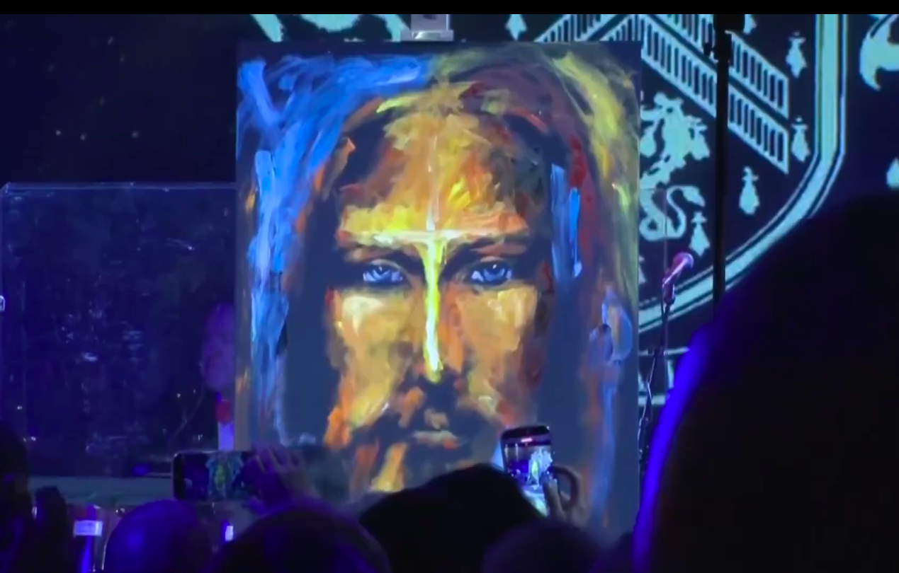 Trump celebra entrada em 2026 em Mar-a-Lago com leilão de quadro de Jesus pintado ao vivo