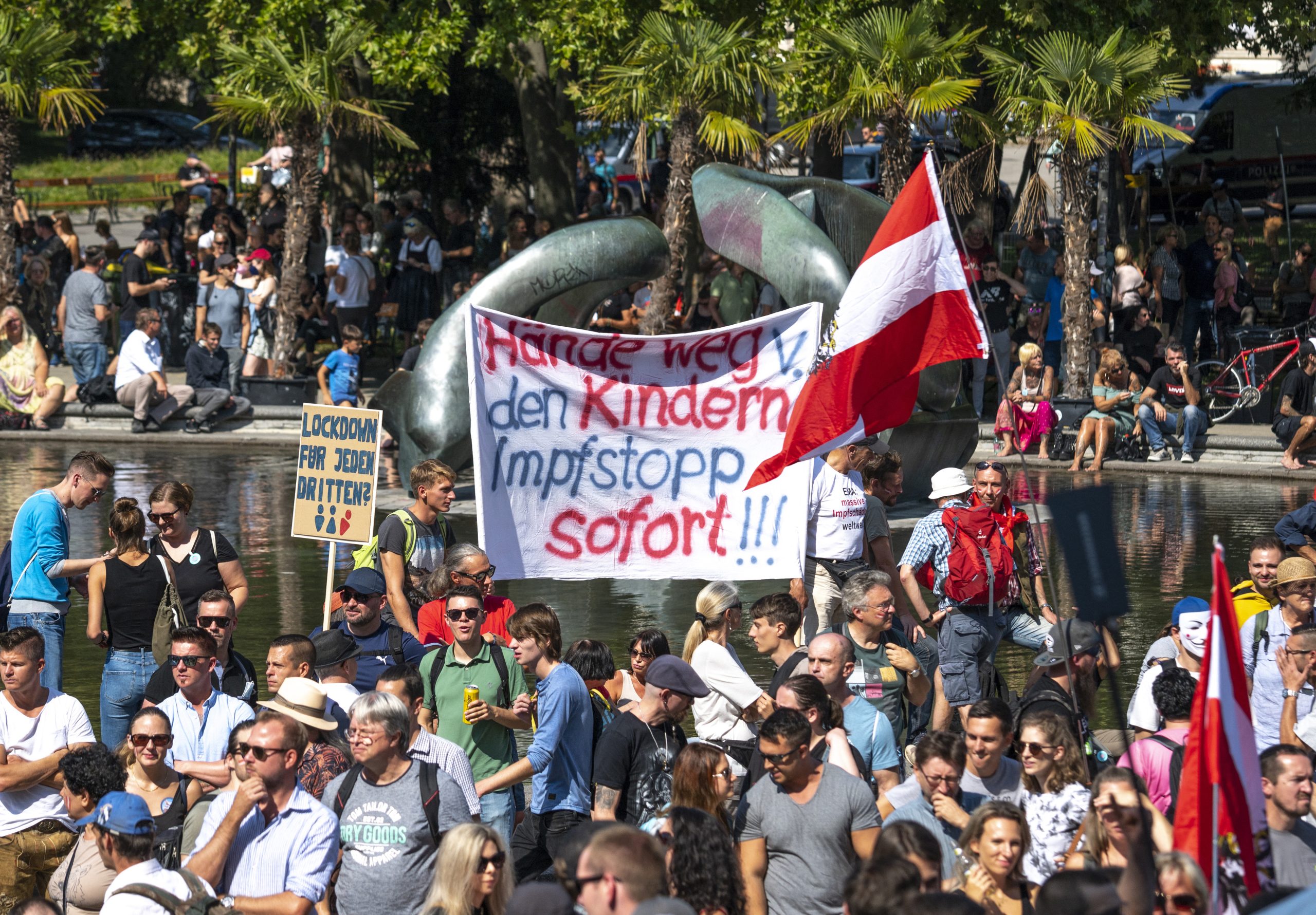 Covid-19: Milhares de manifestantes contra restrições em França e em Viena