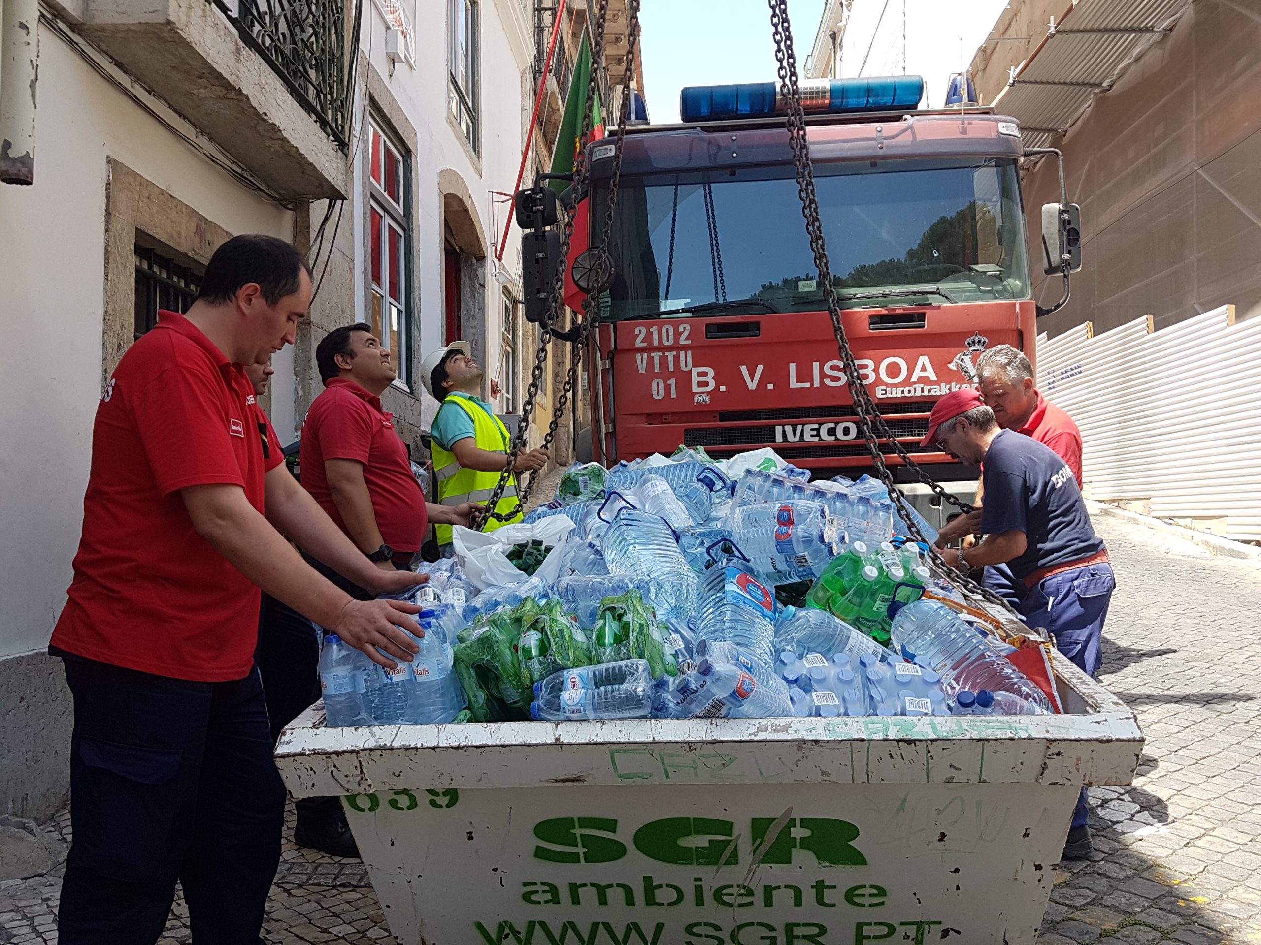 A carga pronta e metida nos contentores, adeus aos meus amores