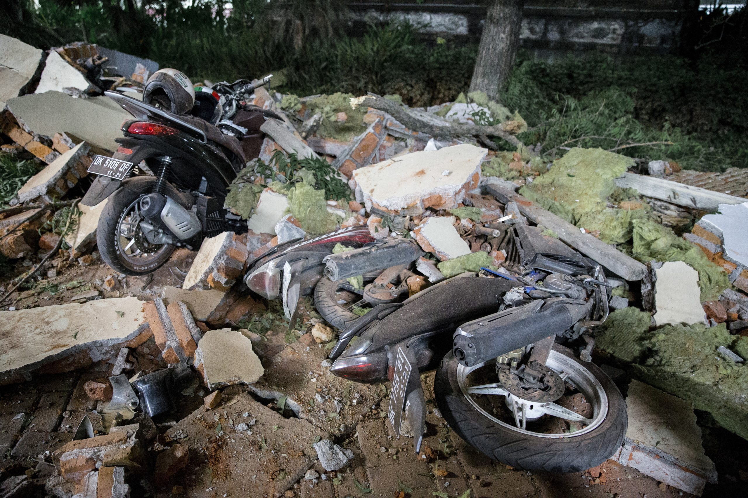 Novo balanço indica 82 mortos e centenas de feridos no sismo que hoje atingiu ilha indonésia de Lombok