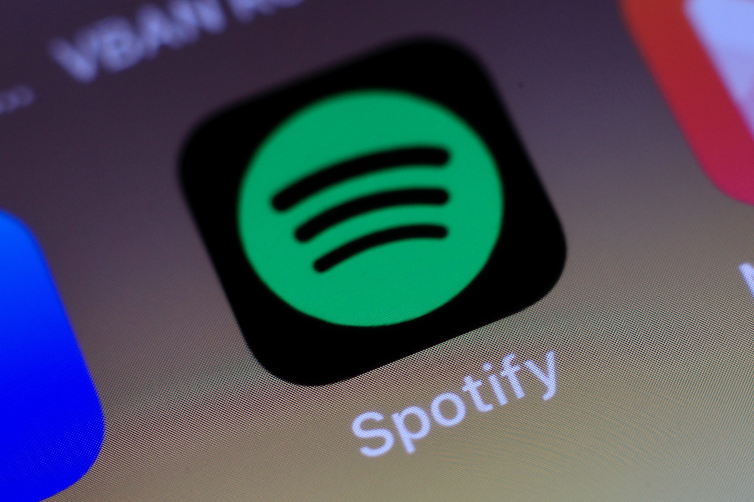 Spotify já usa IA para traduzir podcasts. Objetivo é que as cadências e padrões da fala não se percam na dobragem