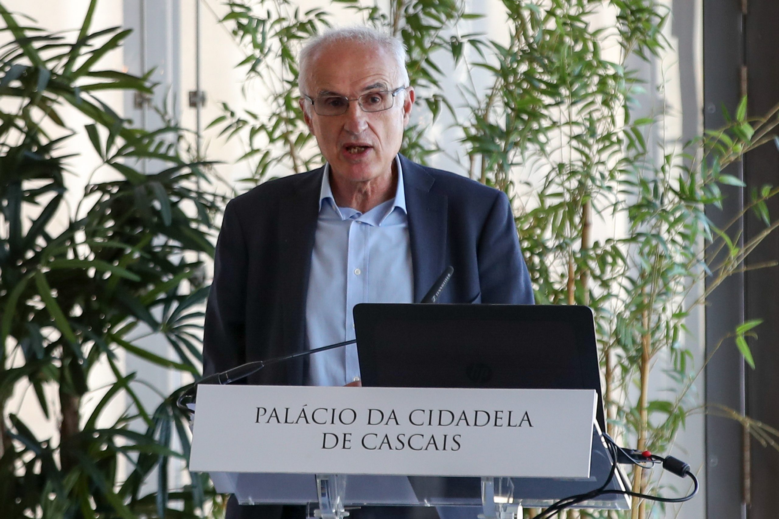 Fundador do PS Arons de Carvalho apoia Carneiro por “caráter e experiência em cargos políticos”