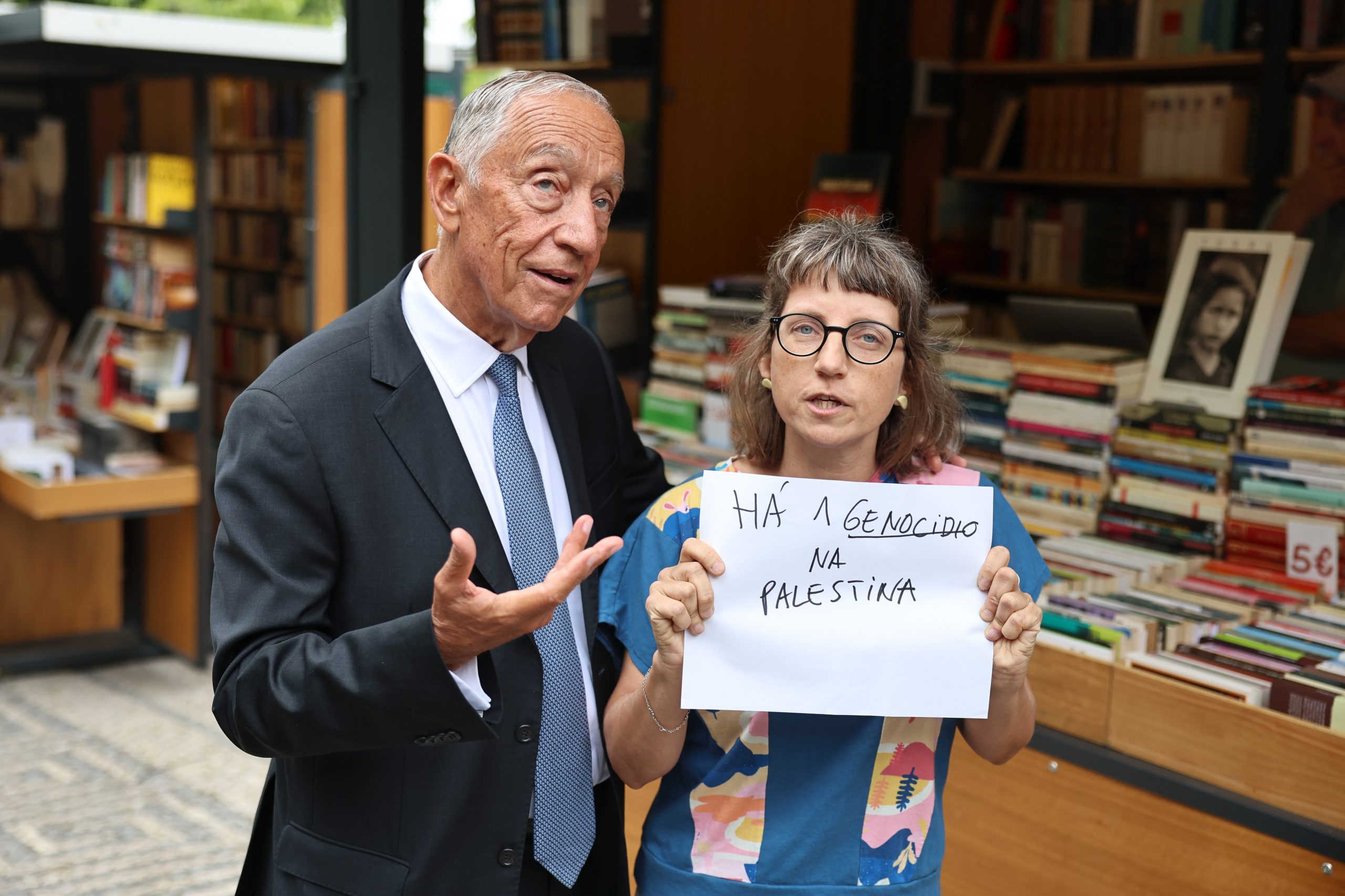 “Não me agarre o pescoço”. Manifestante interpela Marcelo, acusando de inação fase à crise na Palestina