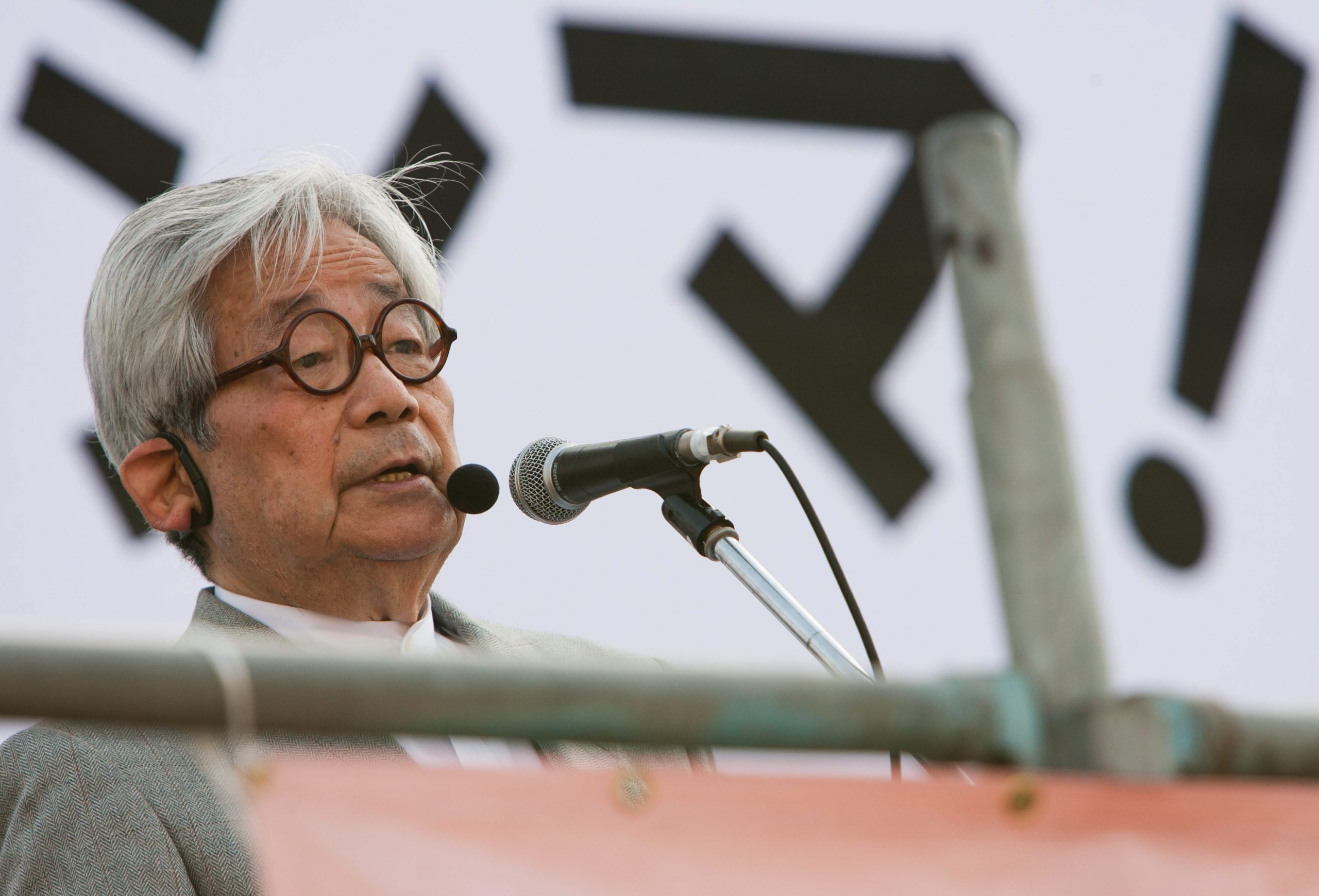 Prémio Nobel da Literatura japonês Kenzaburo Oe morre aos 88 anos