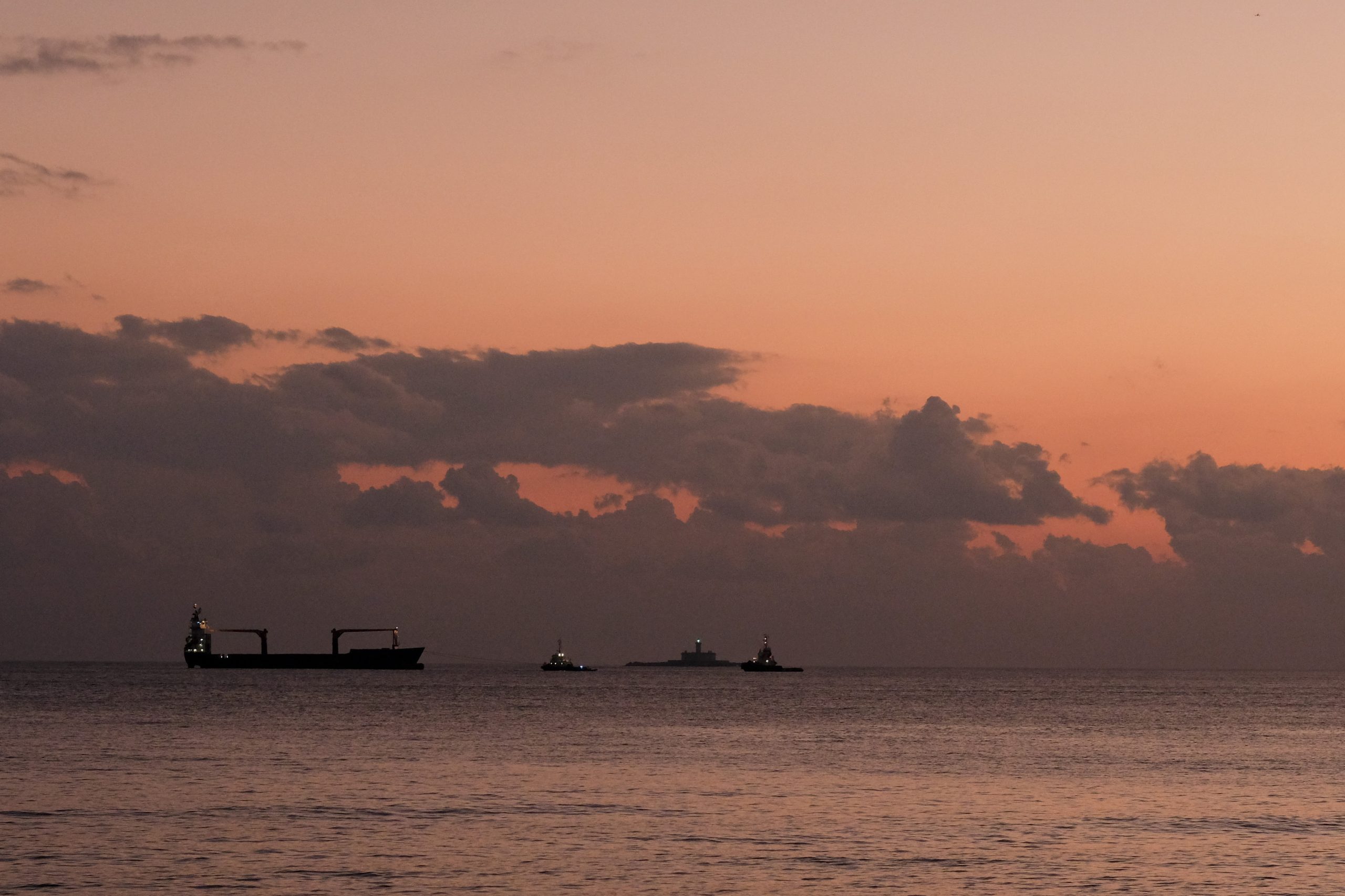 Navio com bandeira do Panamá desencalhou da foz do rio Tejo