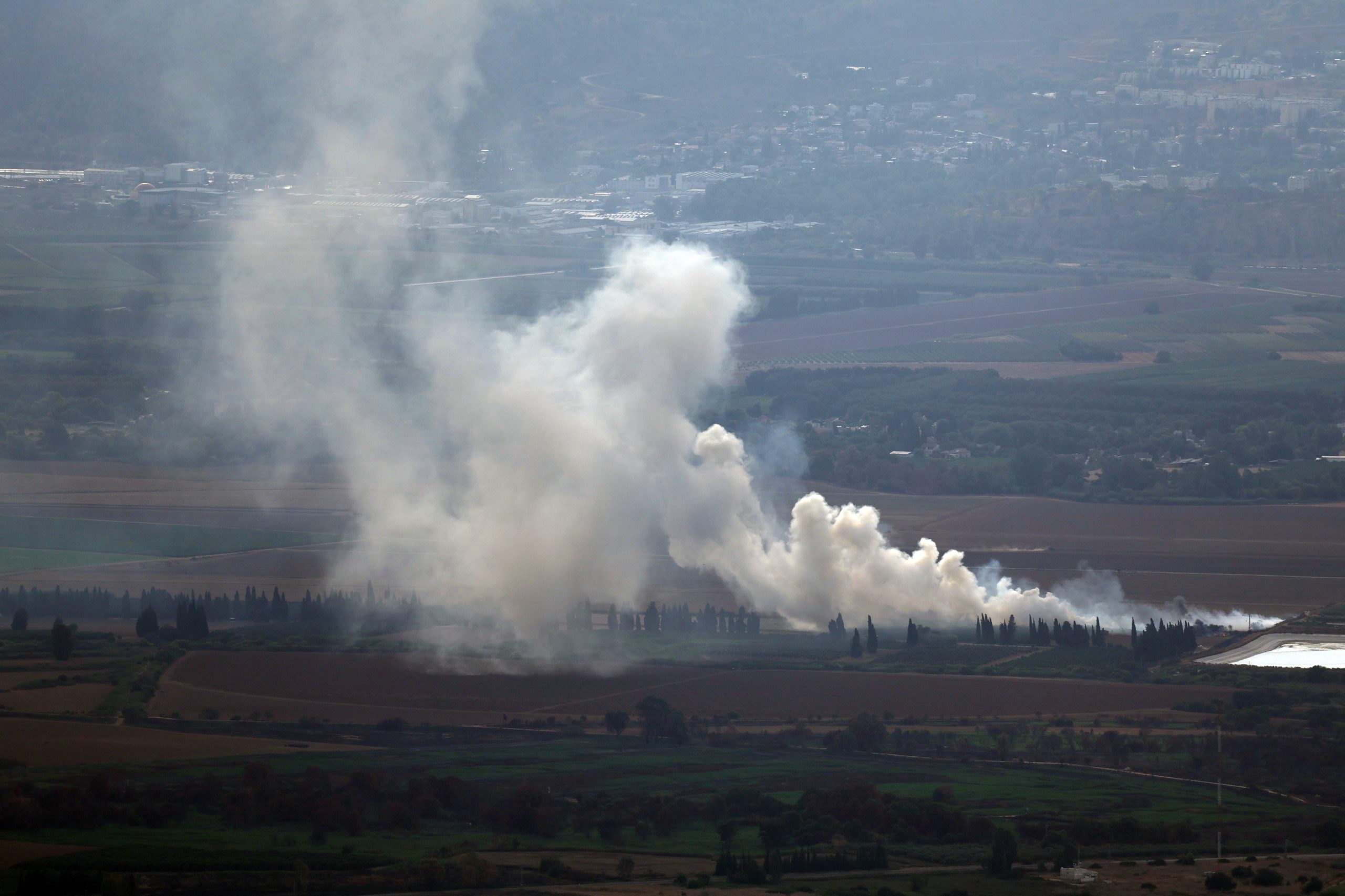 Israel e Hezbollah voltam a atacar-se após dia mortal no Líbano