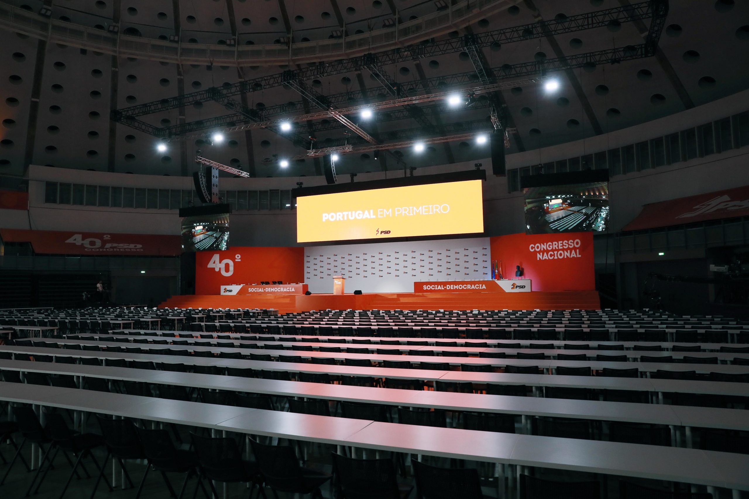 Sala quase vazia no fim da manhã gera críticas de quem subiu ao palco no Congresso do PSD