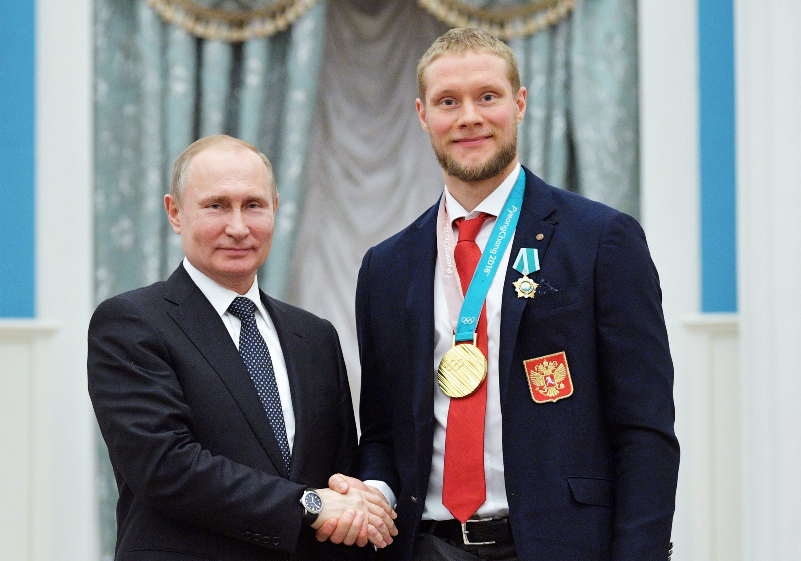 Putin premeia medalhados nos Jogos Olímpicos de Inverno e oferece-lhes carros de luxo
