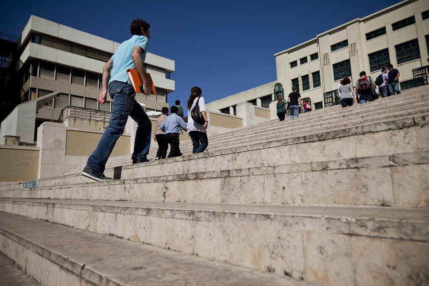 Propinas dividem esquerda e direita. Governo quer eliminar “custos” para estudantes nas licenciaturas até 2030