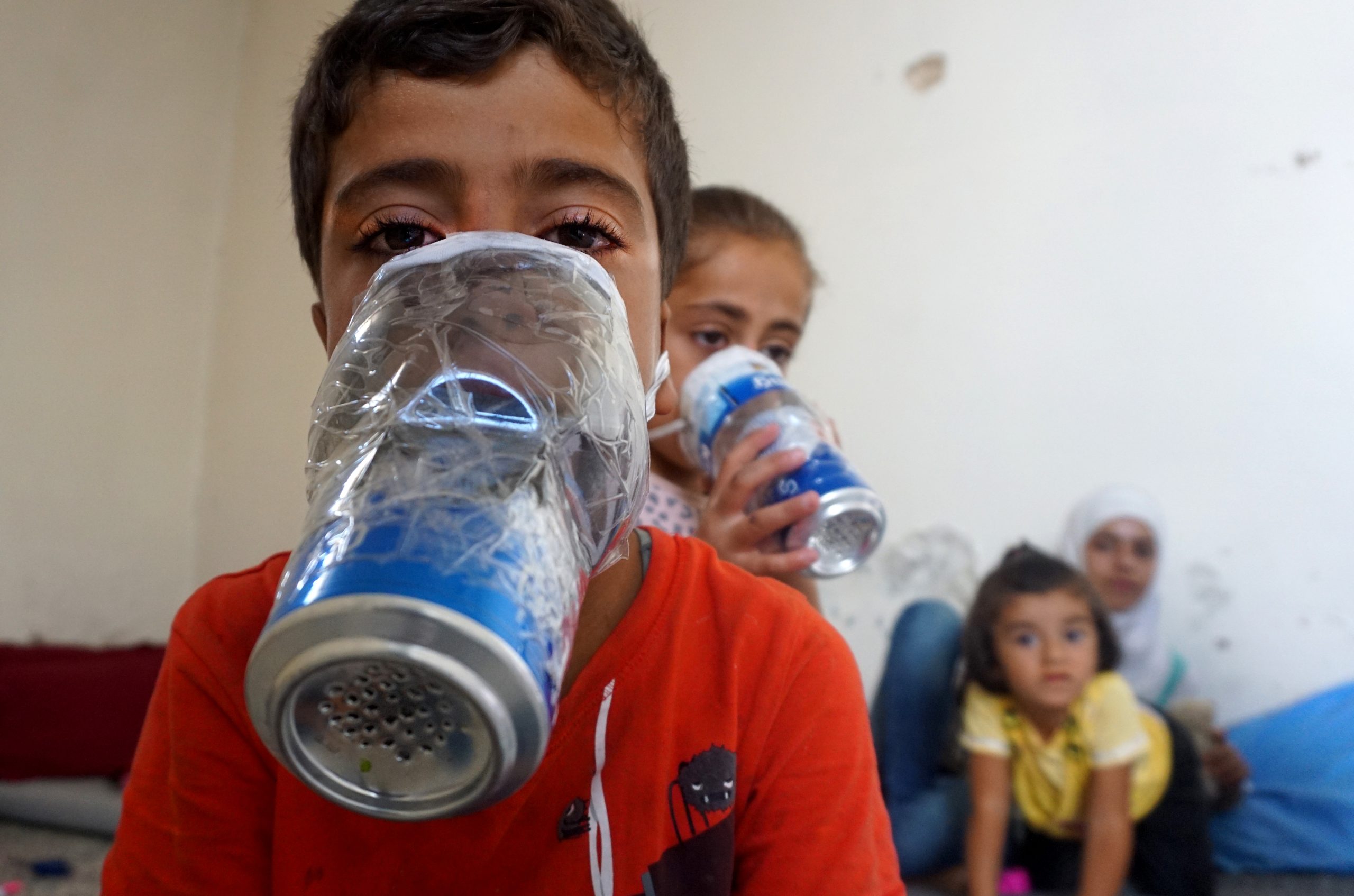Em Idlib, um sírio fabrica máscaras artesanais para proteger os filhos