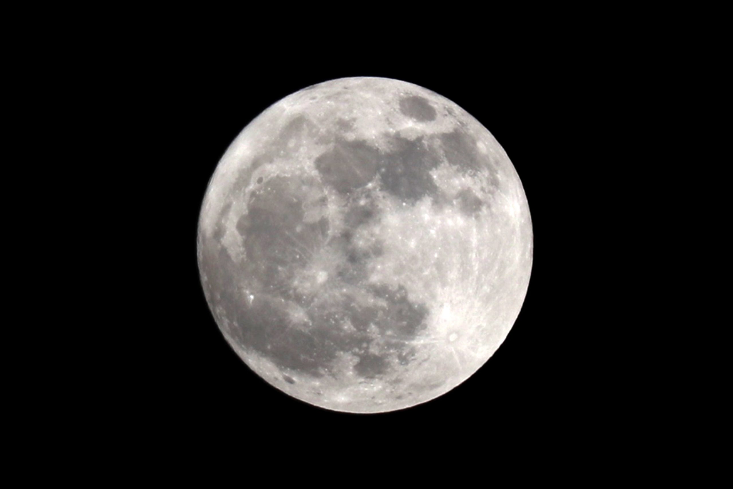 Branca, amarela ou vermelha. Esta super-lua azul é tudo menos… azul