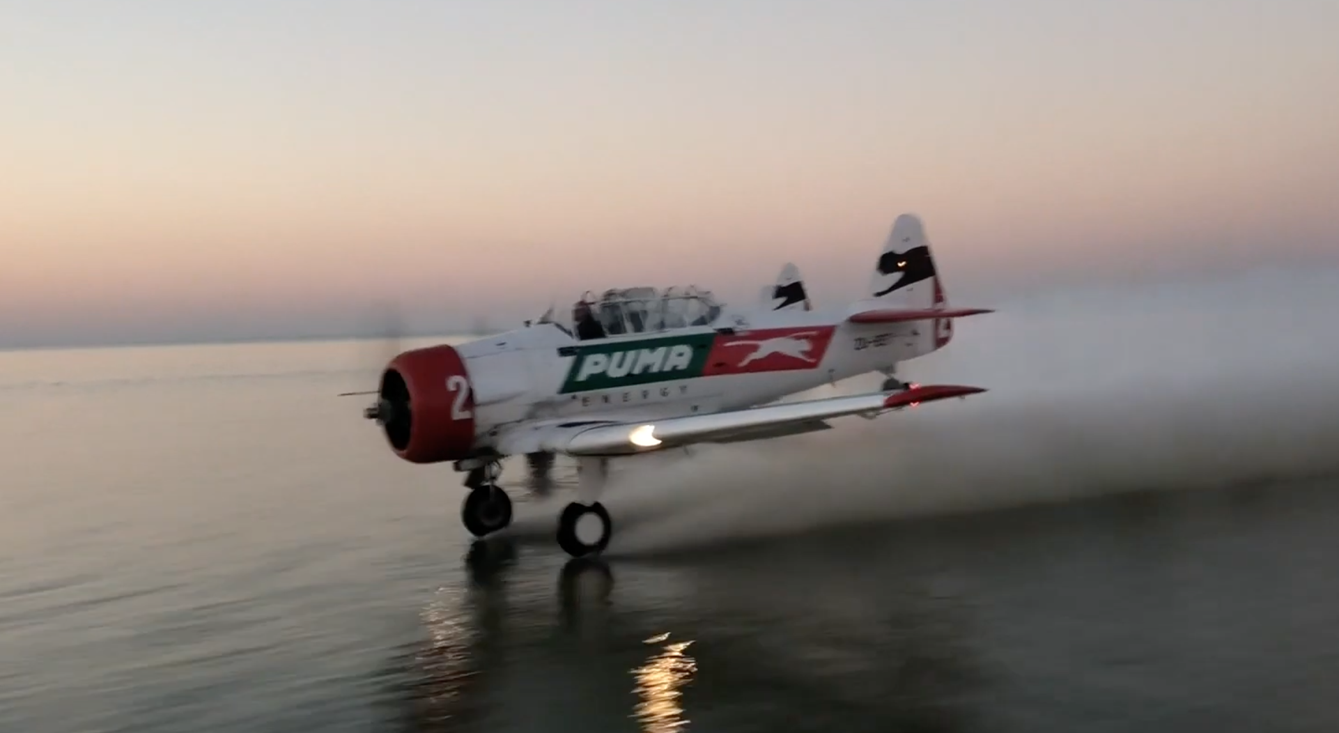 Pilotos usam aviões em formação para fazer esqui aquático num lago no Botswana